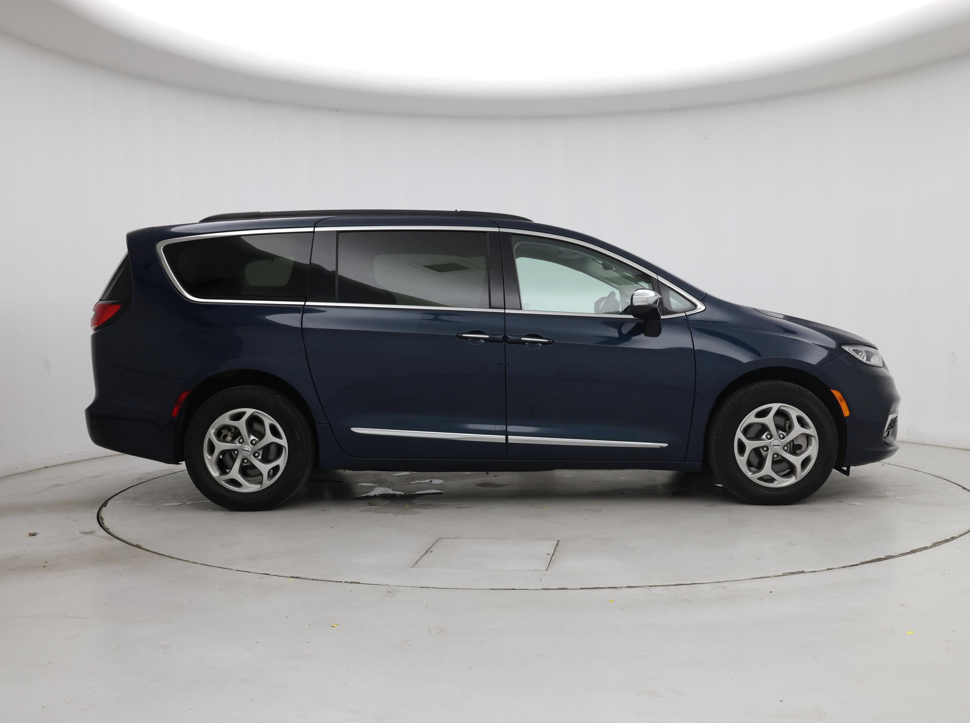 Thumbnail: 2023 Chrysler Pacifica - 7