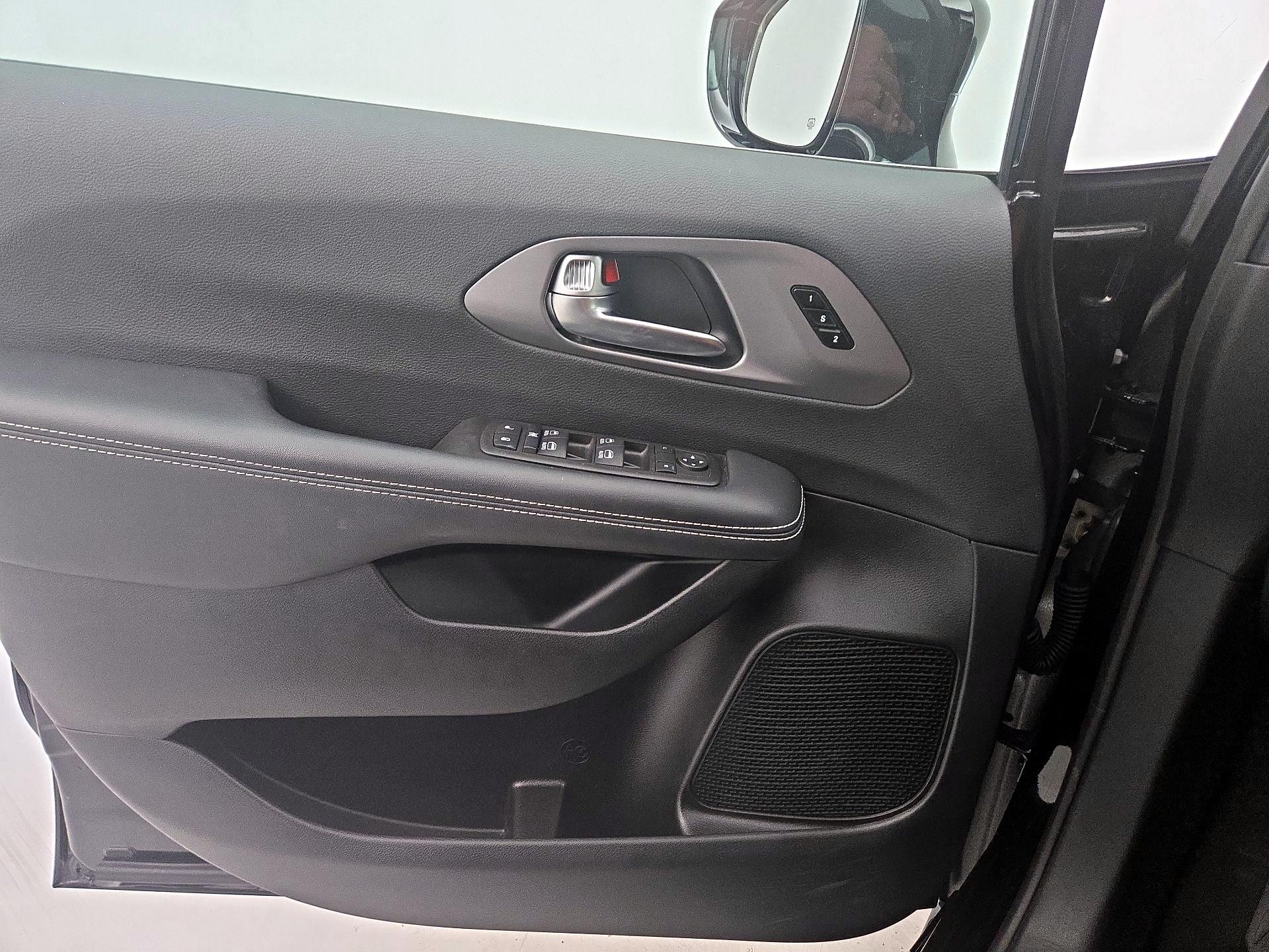 Thumbnail: 2025 Chrysler Pacifica - 12