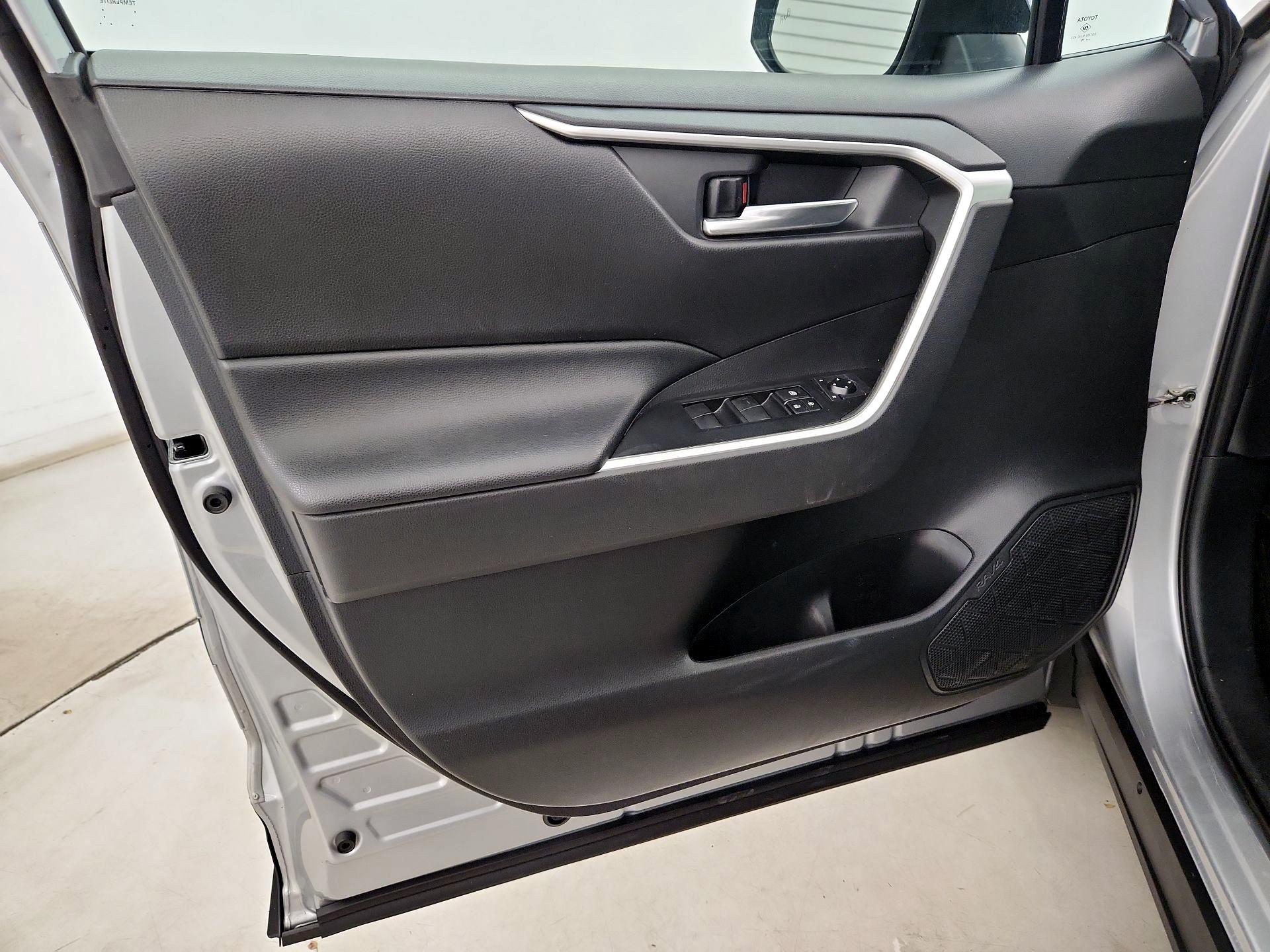 Thumbnail: 2019 Toyota RAV4 - 12