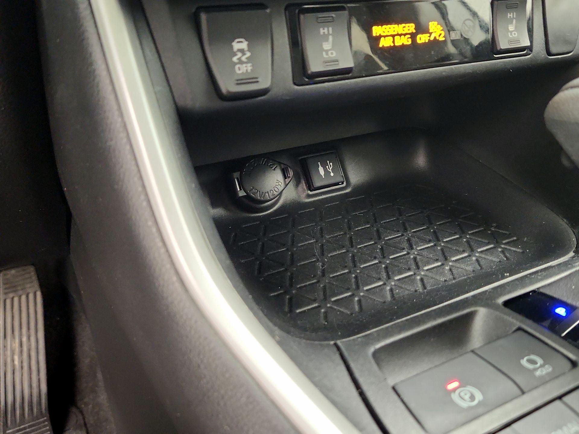 Thumbnail: 2019 Toyota RAV4 - 18