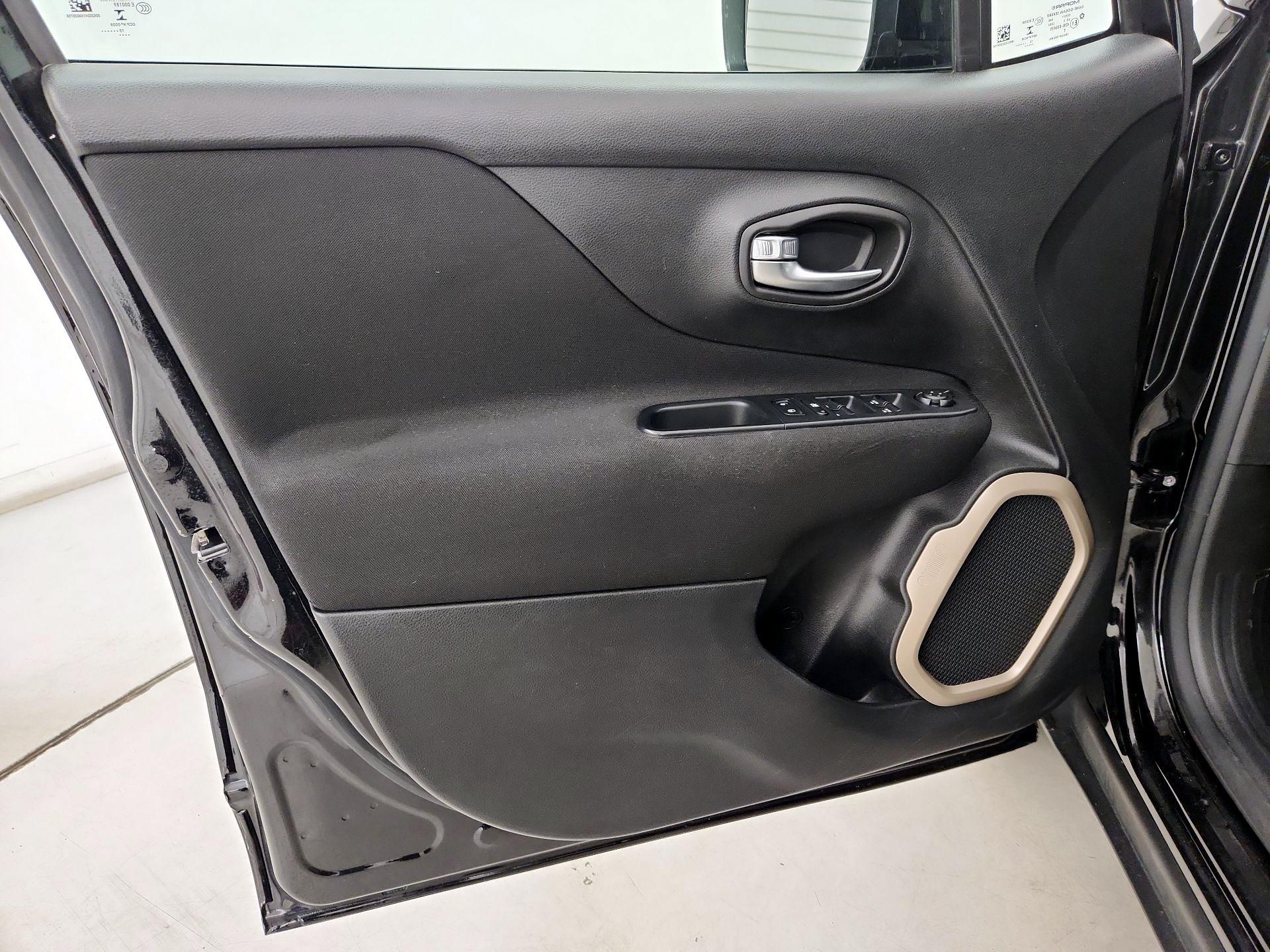 Thumbnail: 2015 Jeep Renegade - 12