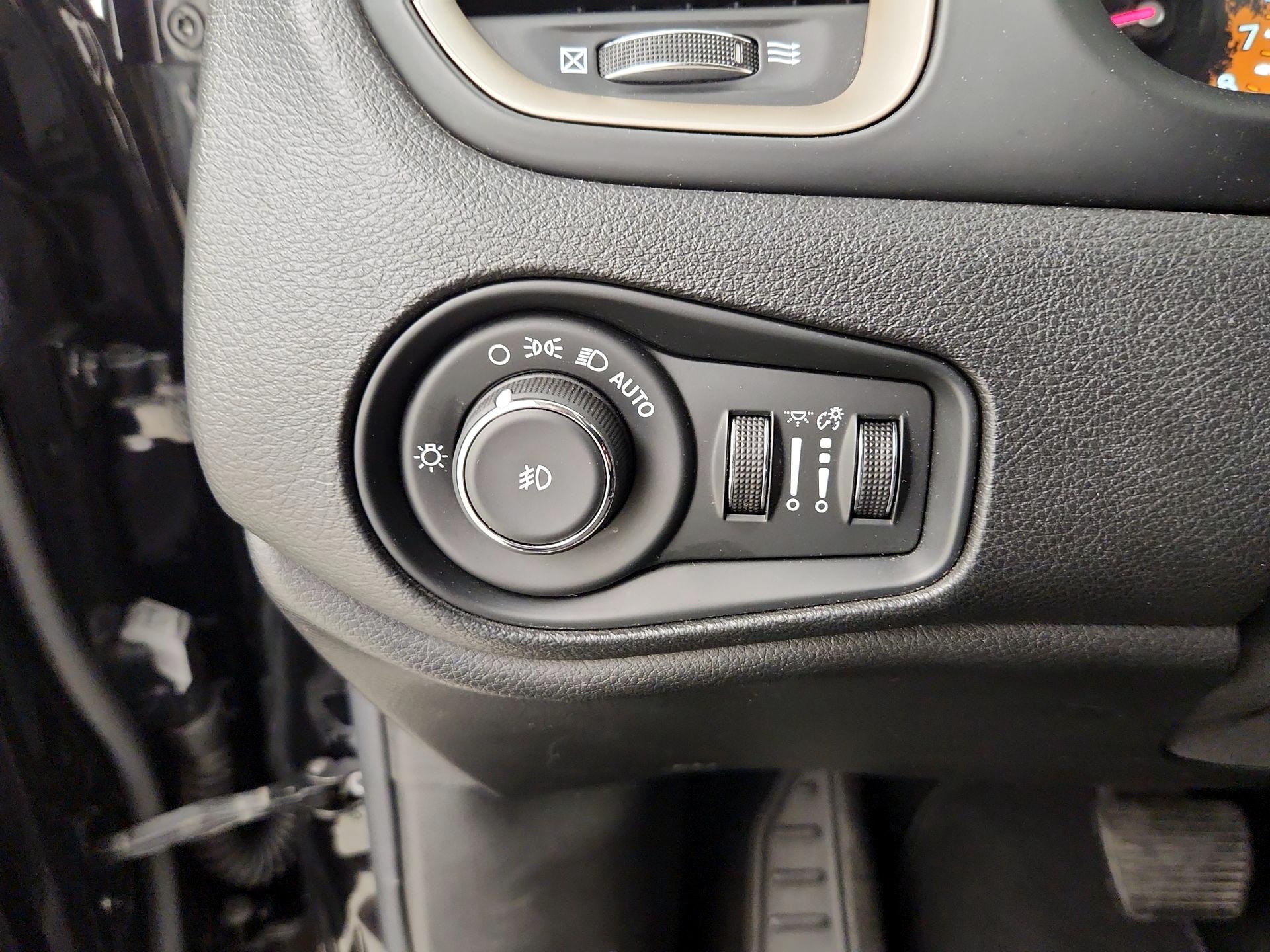 Thumbnail: 2015 Jeep Renegade - 13