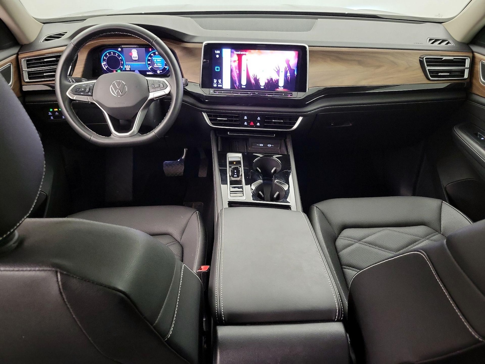 2025 Volkswagen Atlas SE w/Tech - Photo 10