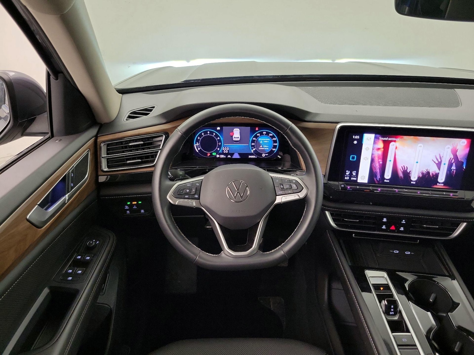 2025 Volkswagen Atlas SE w/Tech - Photo 11