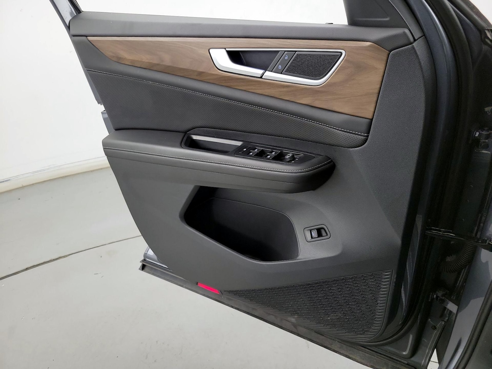 2025 Volkswagen Atlas SE w/Tech - Photo 13