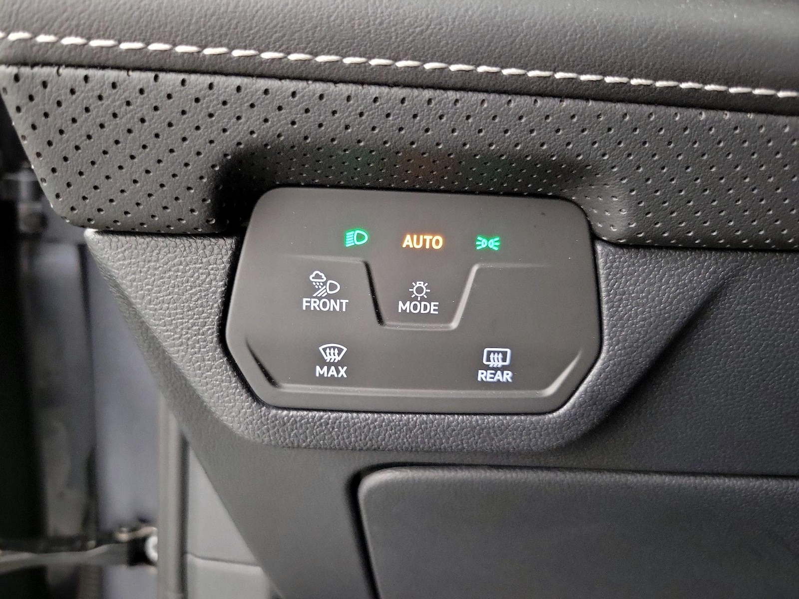 2025 Volkswagen Atlas SE w/Tech - Photo 14