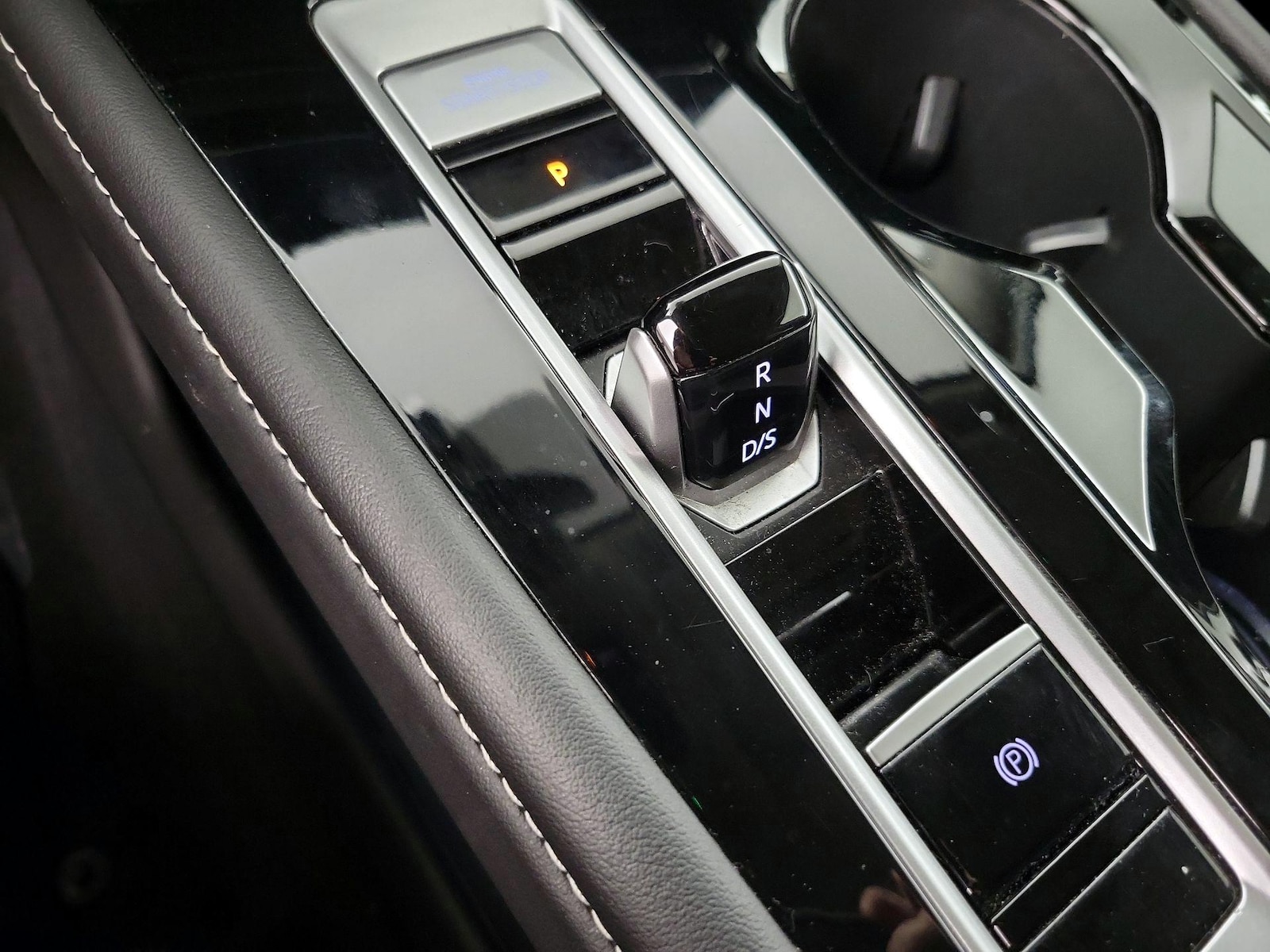 2025 Volkswagen Atlas SE w/Tech - Photo 18