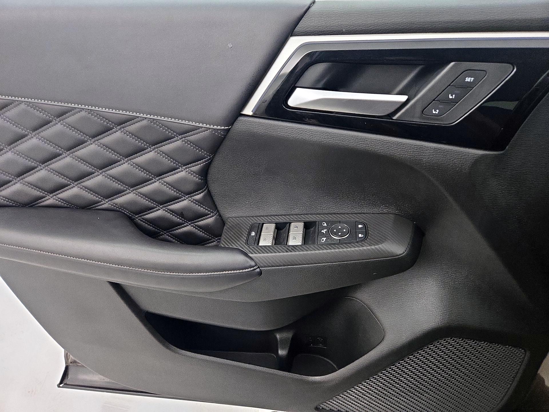 Thumbnail: 2024 Mitsubishi Outlander - 12