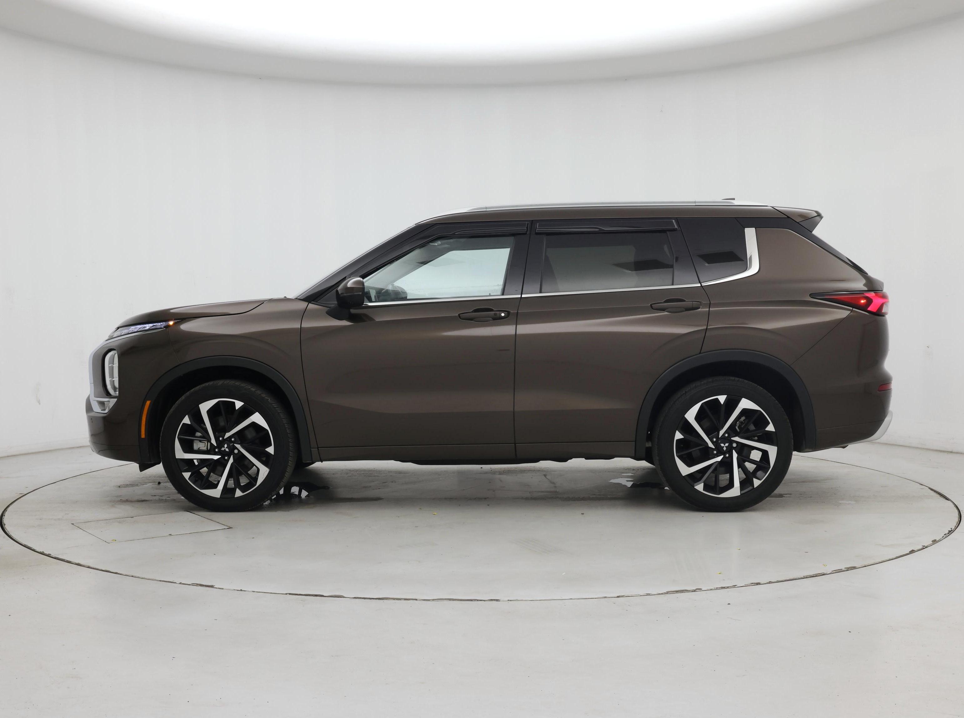 Thumbnail: 2024 Mitsubishi Outlander - 3