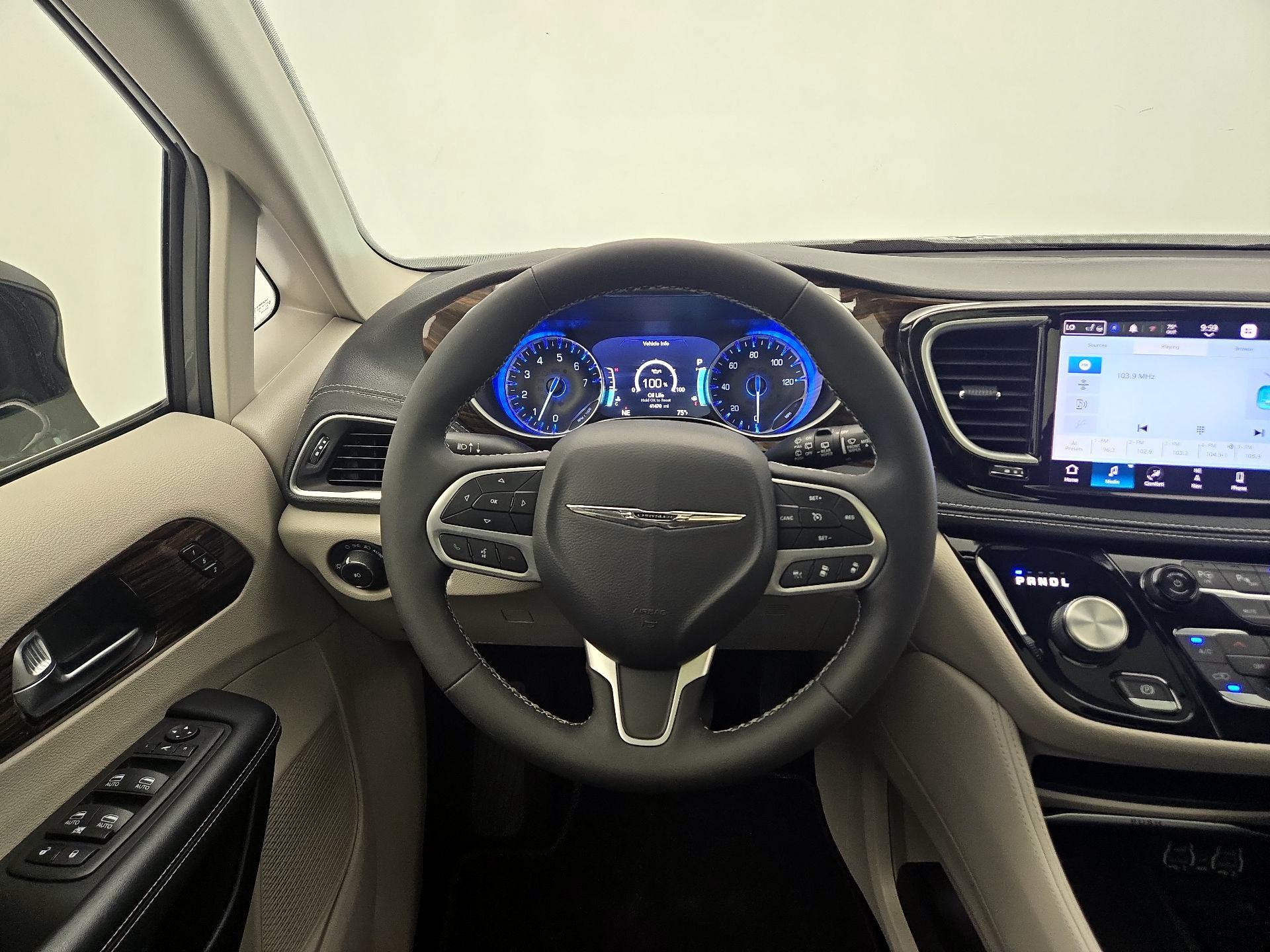 Thumbnail: 2023 Chrysler Pacifica - 10
