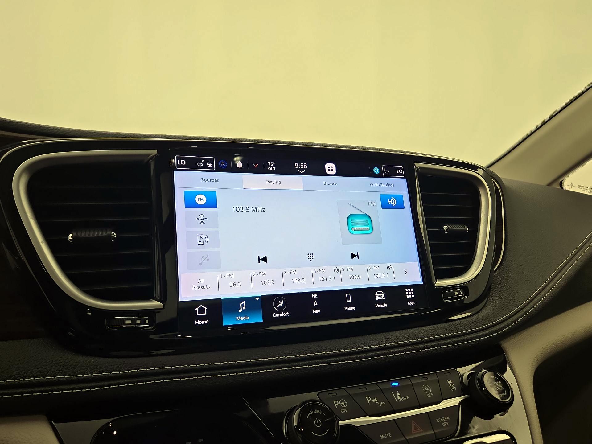 Thumbnail: 2023 Chrysler Pacifica - 15