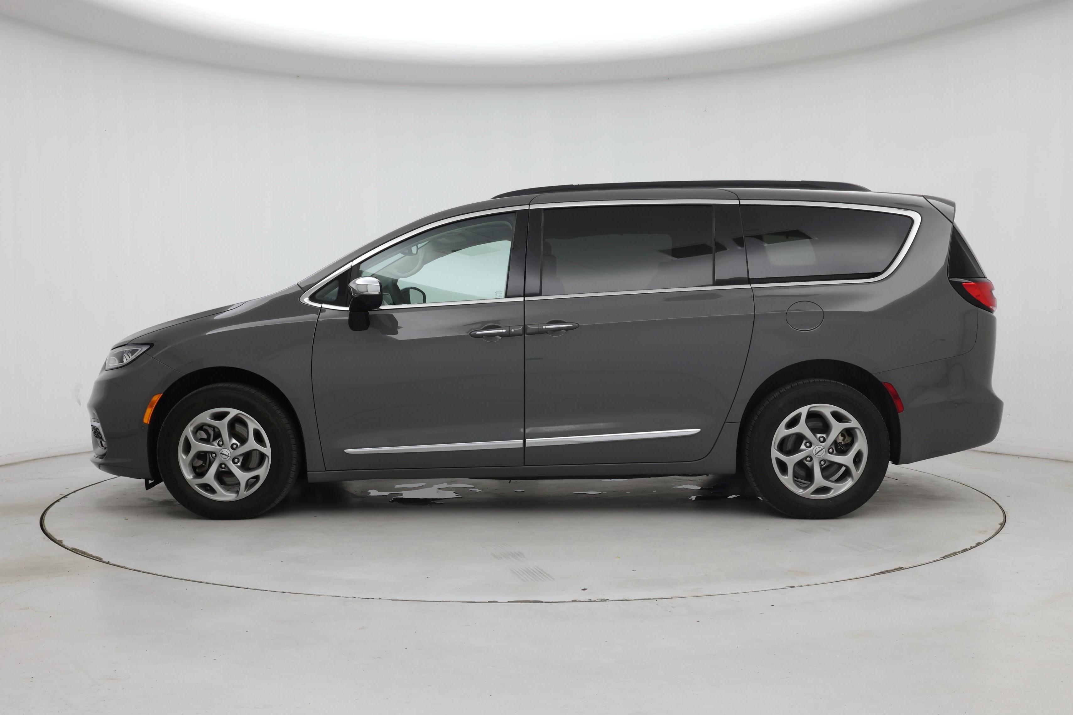 Thumbnail: 2023 Chrysler Pacifica - 3