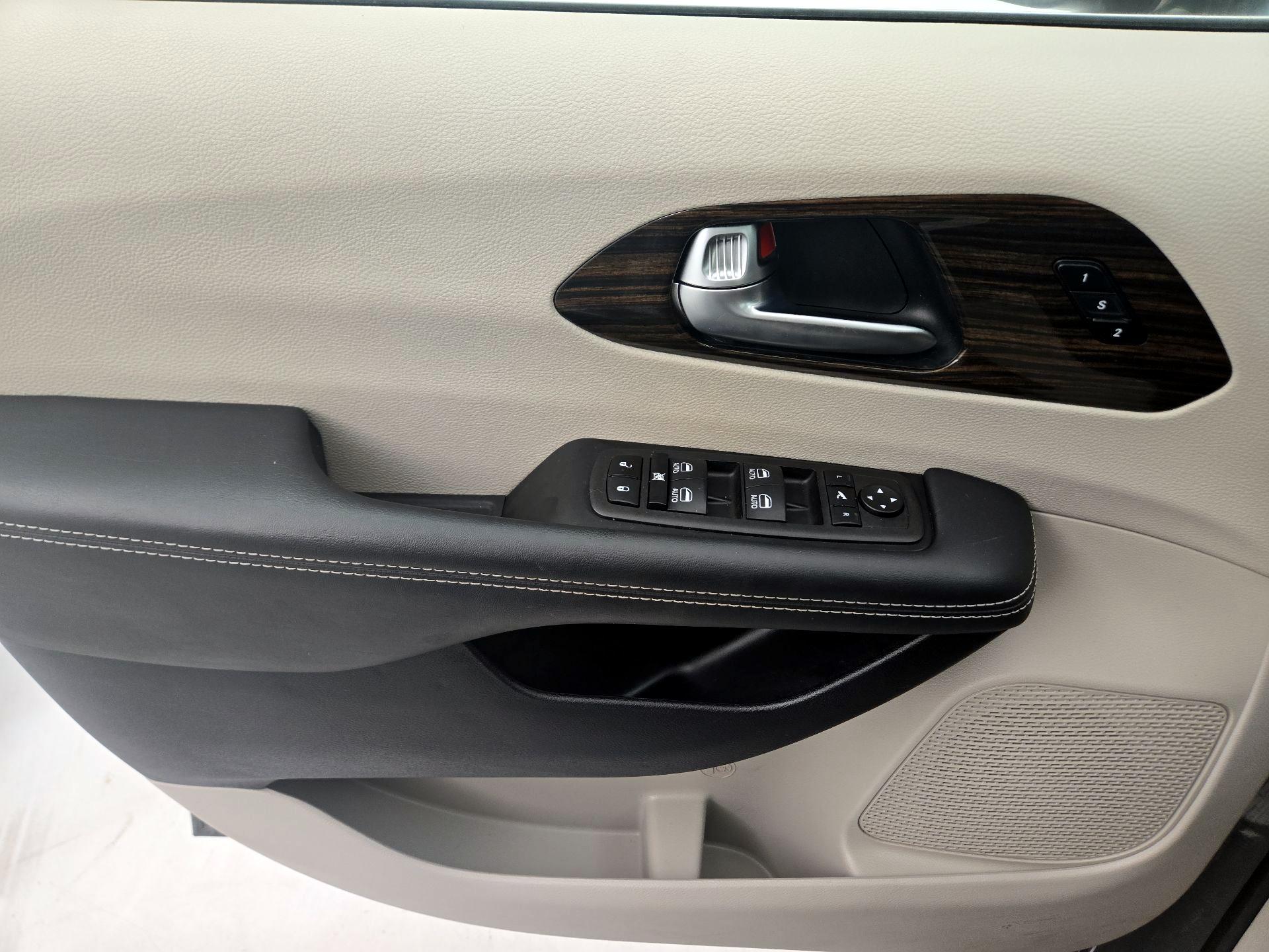Thumbnail: 2023 Chrysler Pacifica - 12