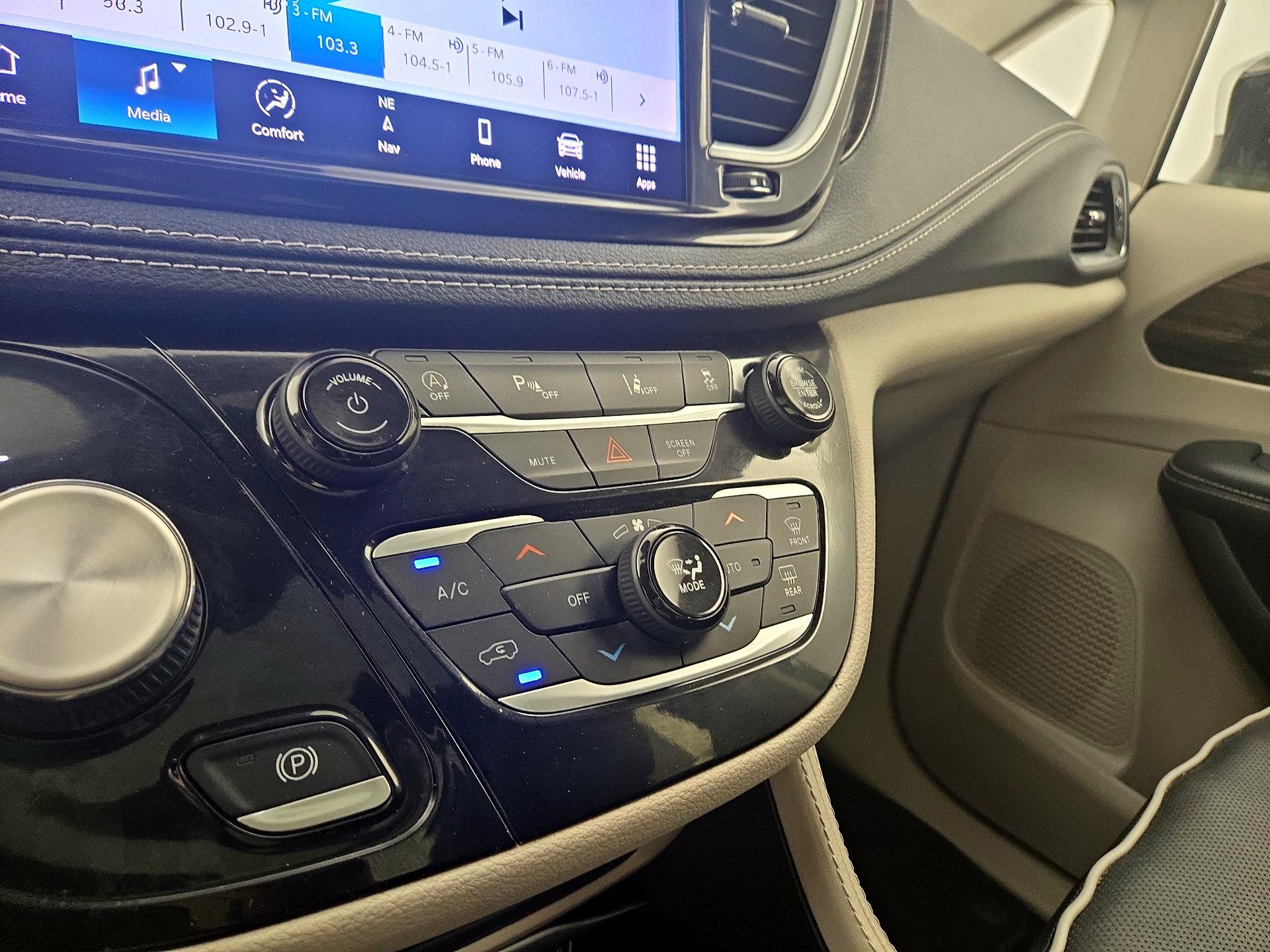 Thumbnail: 2023 Chrysler Pacifica - 17