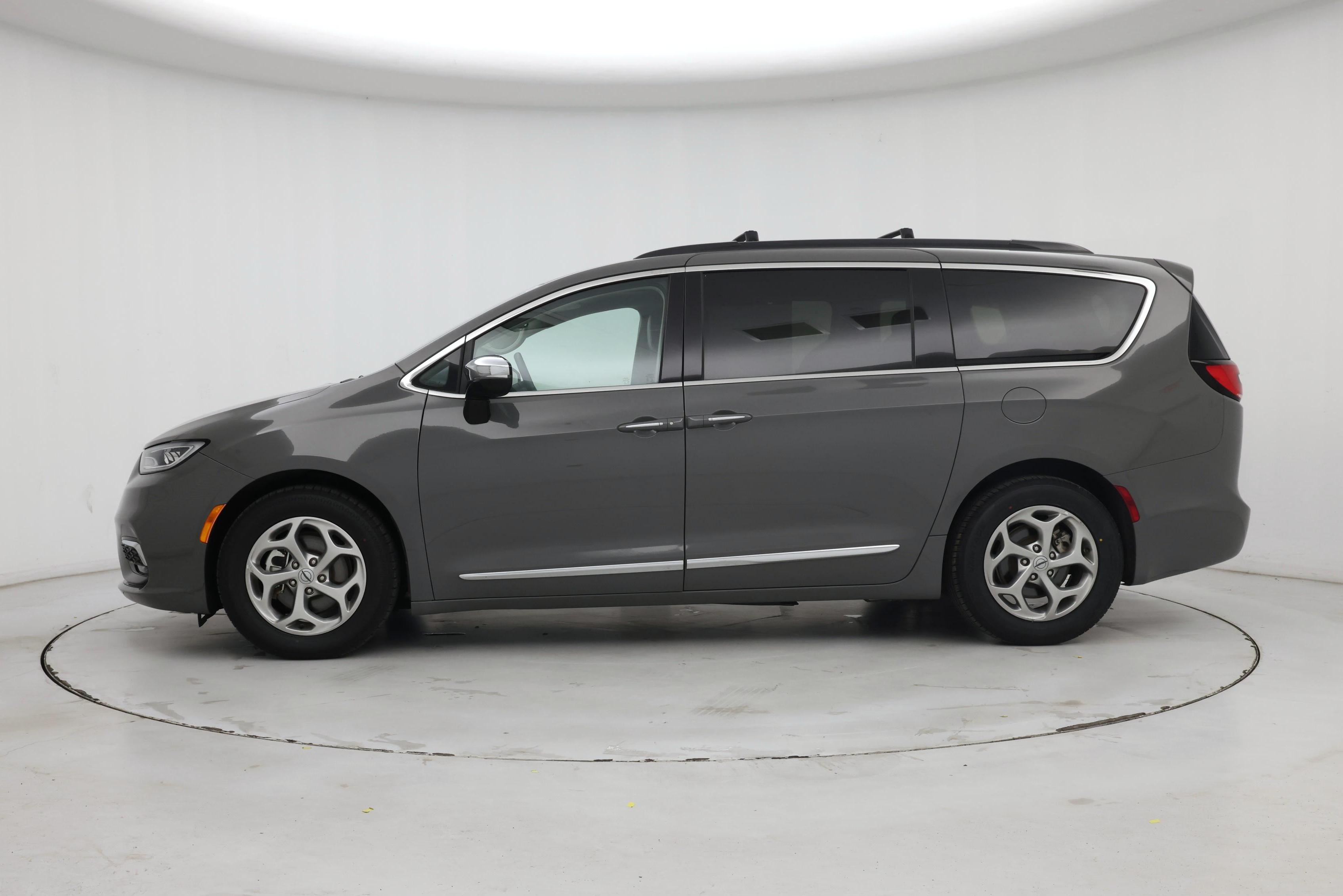 Thumbnail: 2023 Chrysler Pacifica - 3