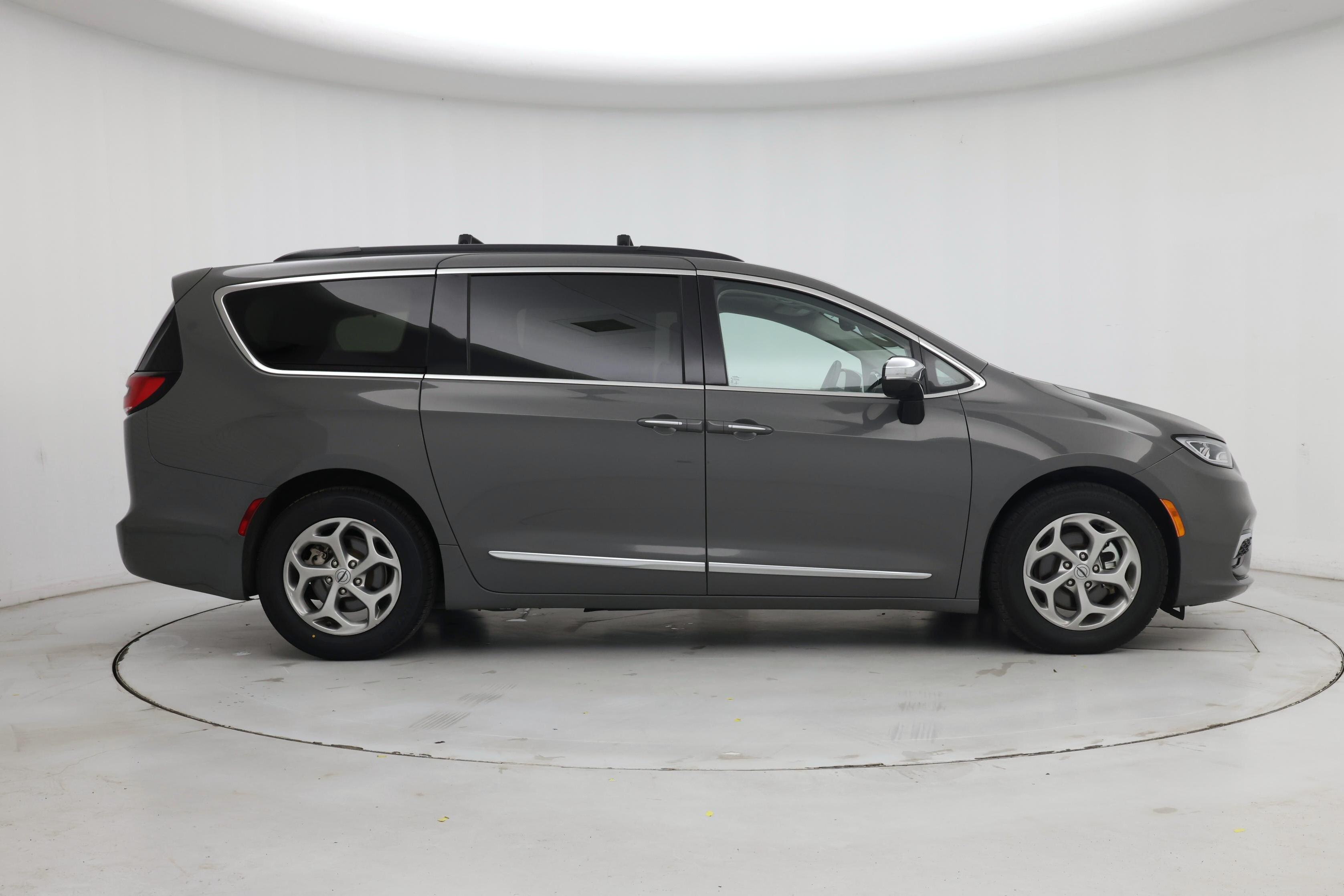 Thumbnail: 2023 Chrysler Pacifica - 7