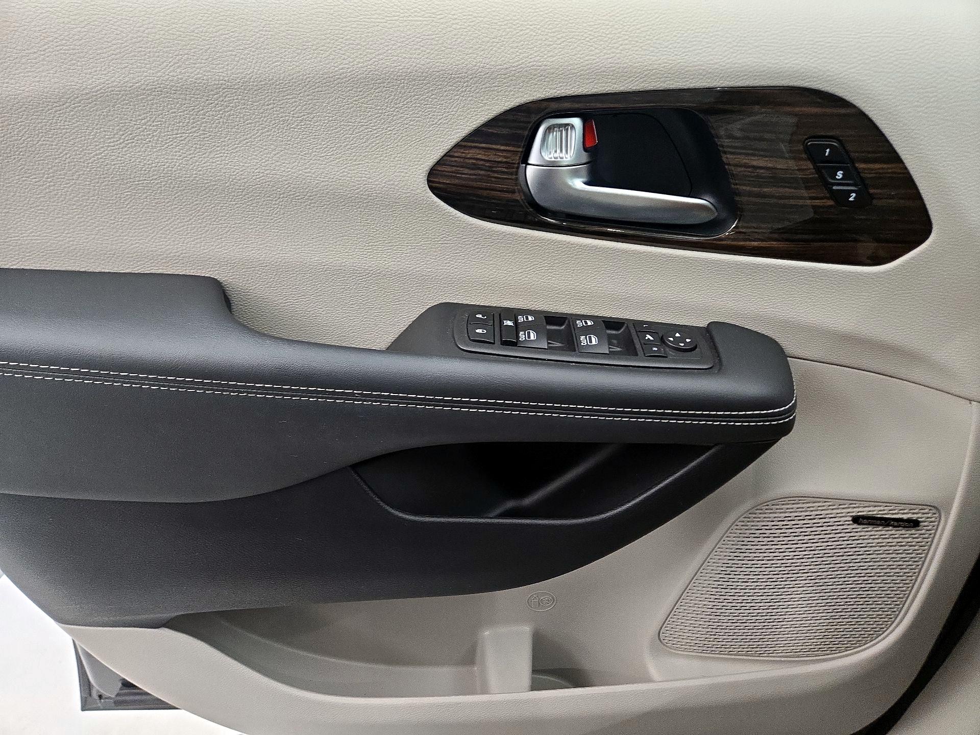 Thumbnail: 2023 Chrysler Pacifica - 12
