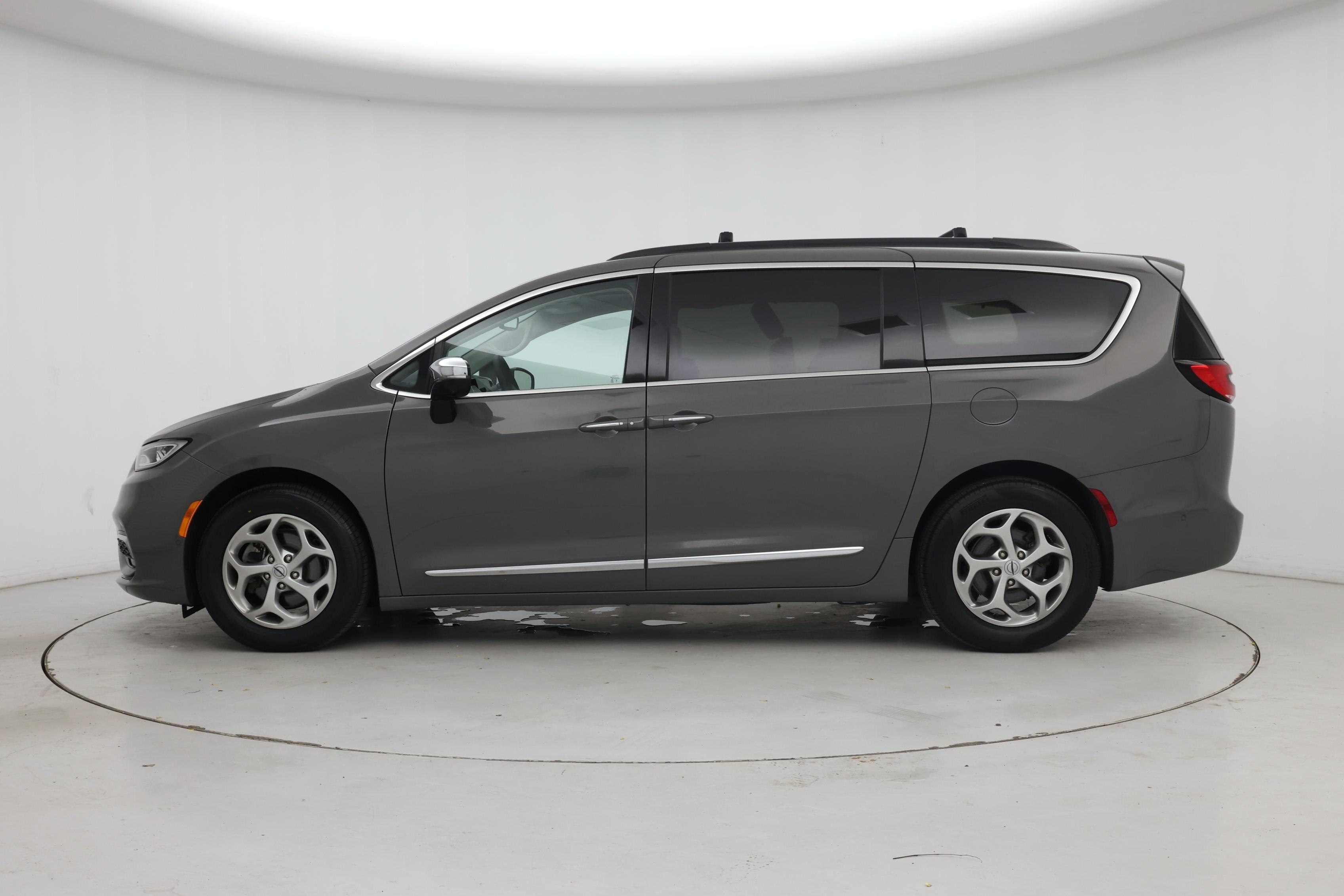 Thumbnail: 2023 Chrysler Pacifica - 3