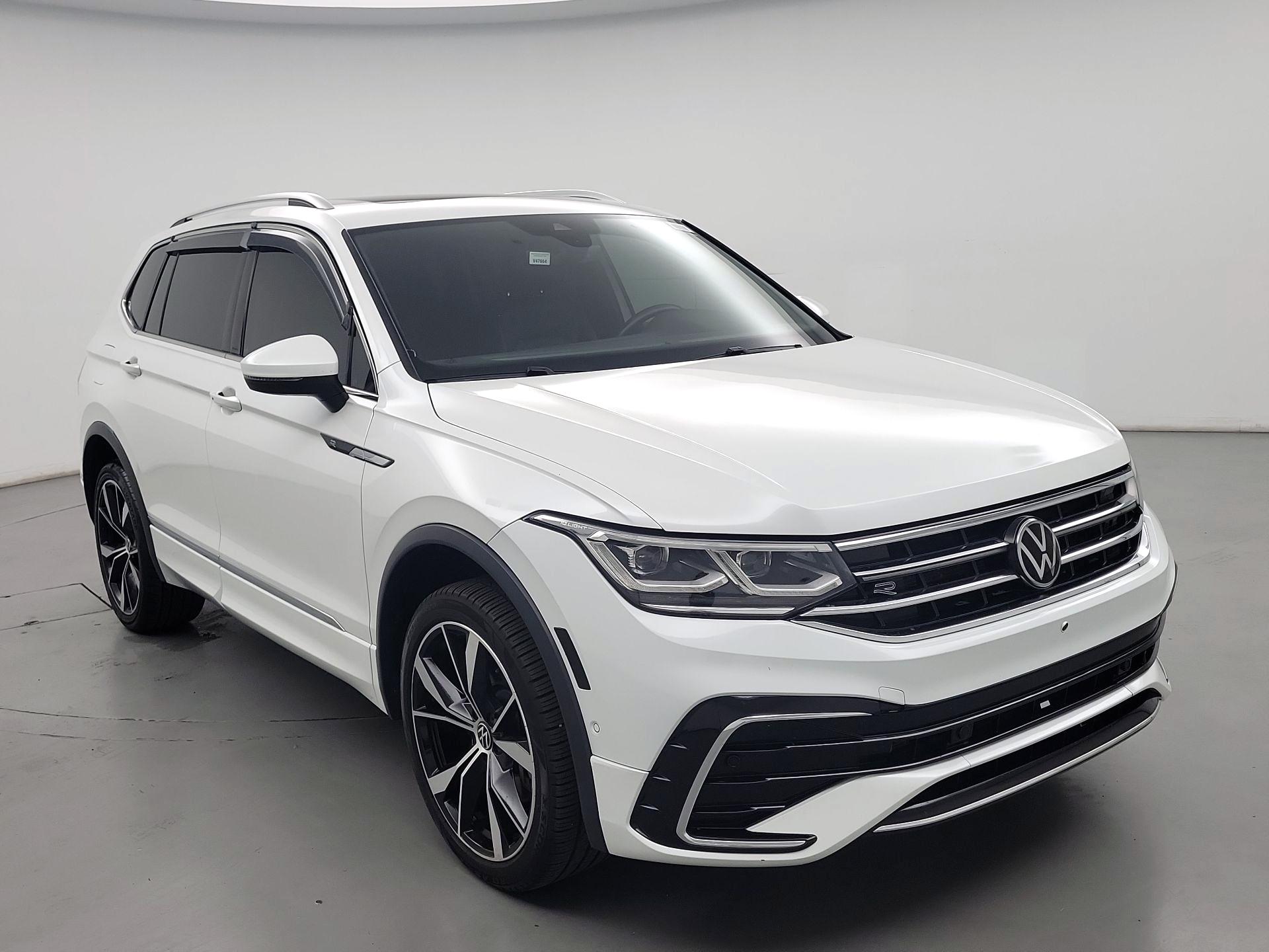 Thumbnail: 2022 Volkswagen Tiguan - 1