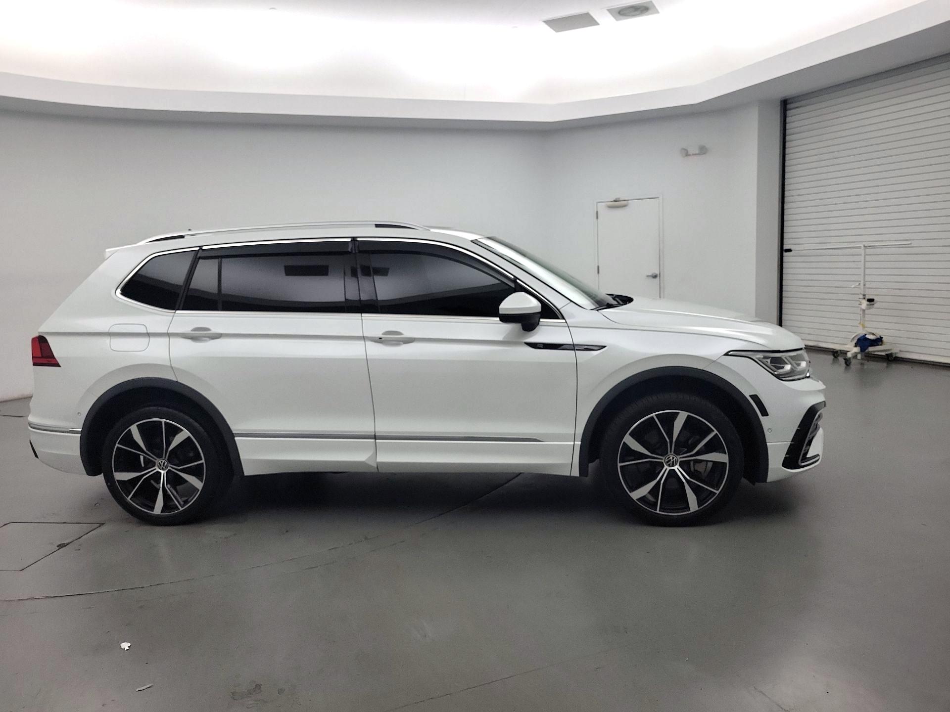 Thumbnail: 2022 Volkswagen Tiguan - 4