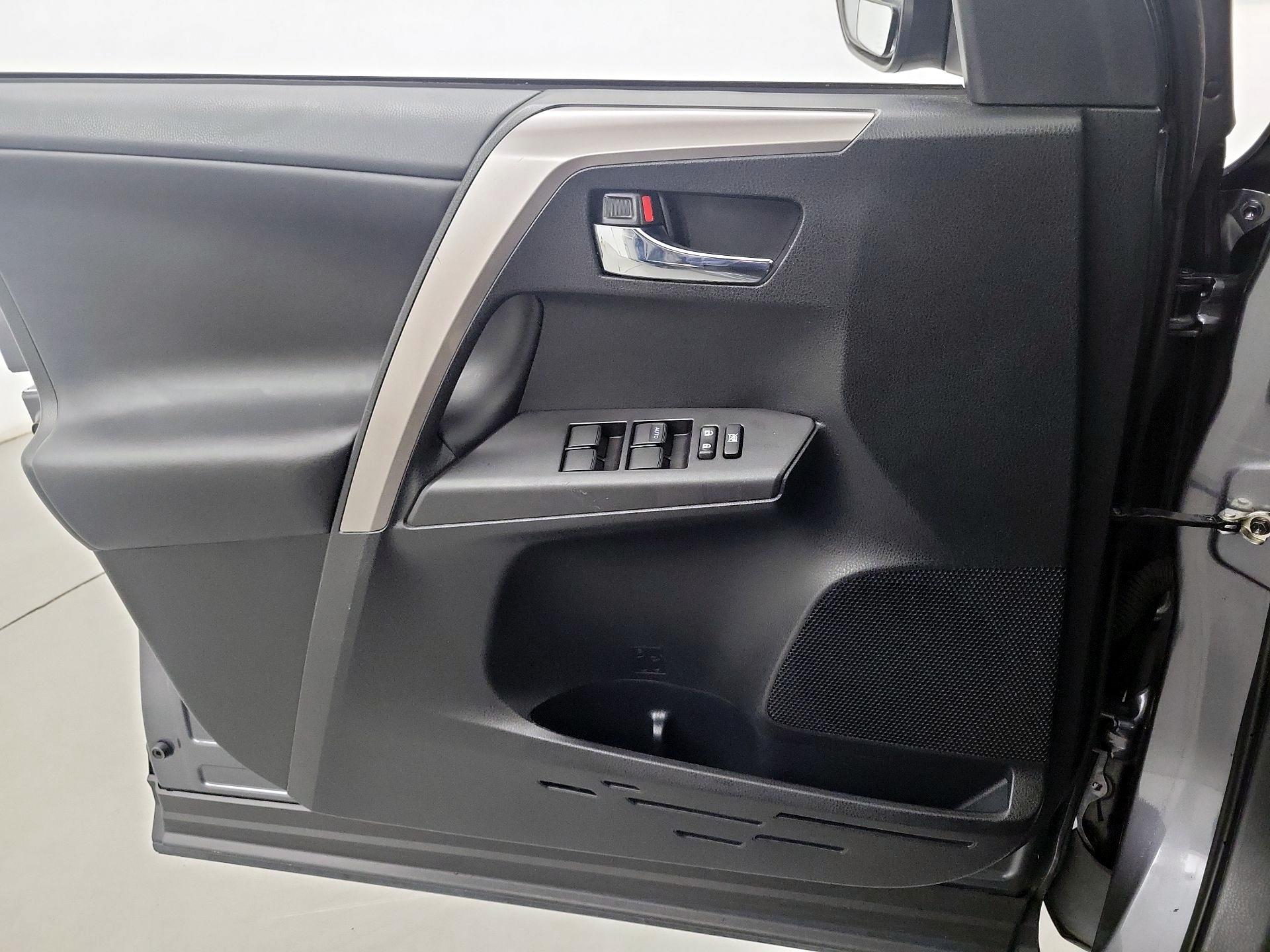 Thumbnail: 2018 Toyota RAV4 - 10