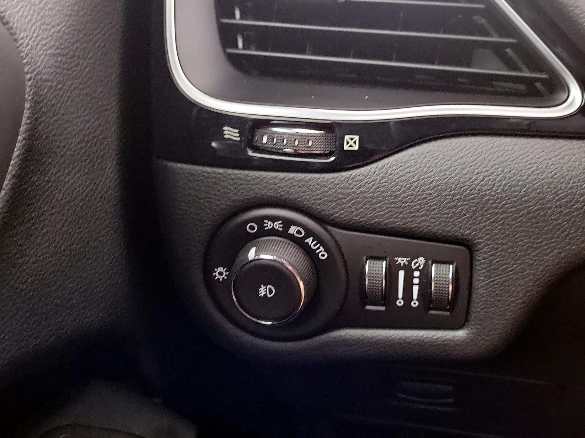 Thumbnail: 2019 Jeep Cherokee - 11