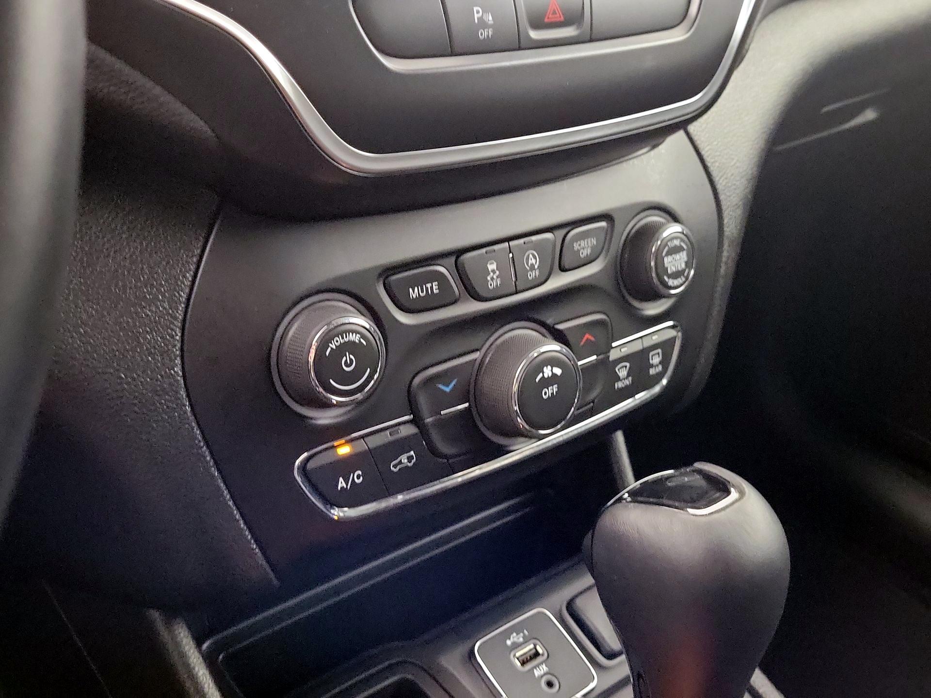 Thumbnail: 2019 Jeep Cherokee - 14