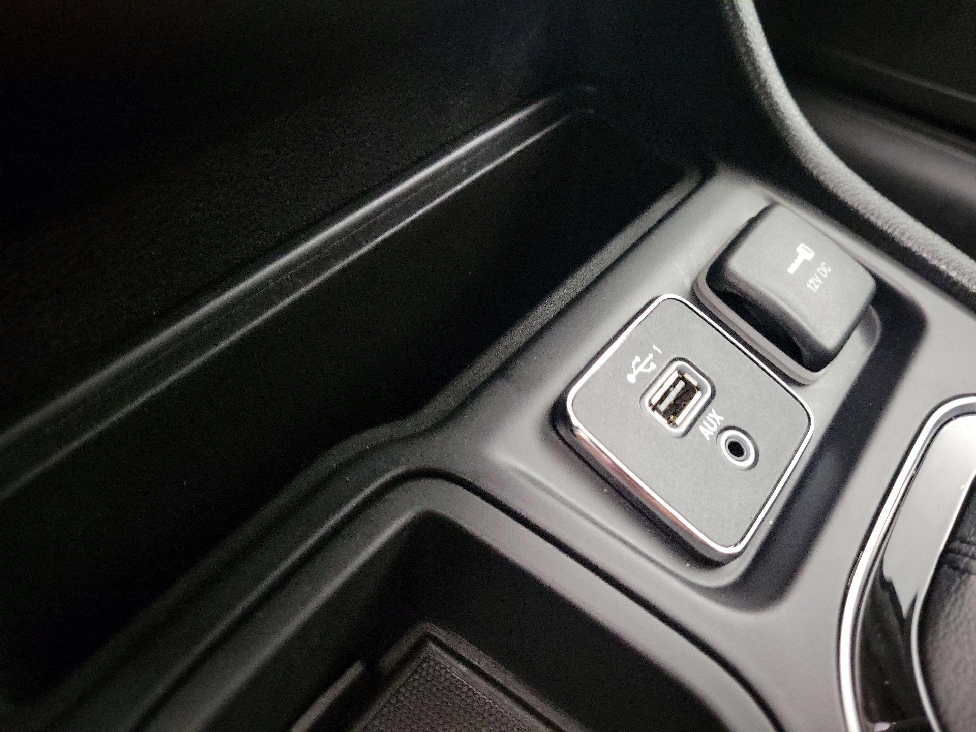 Thumbnail: 2019 Jeep Cherokee - 16