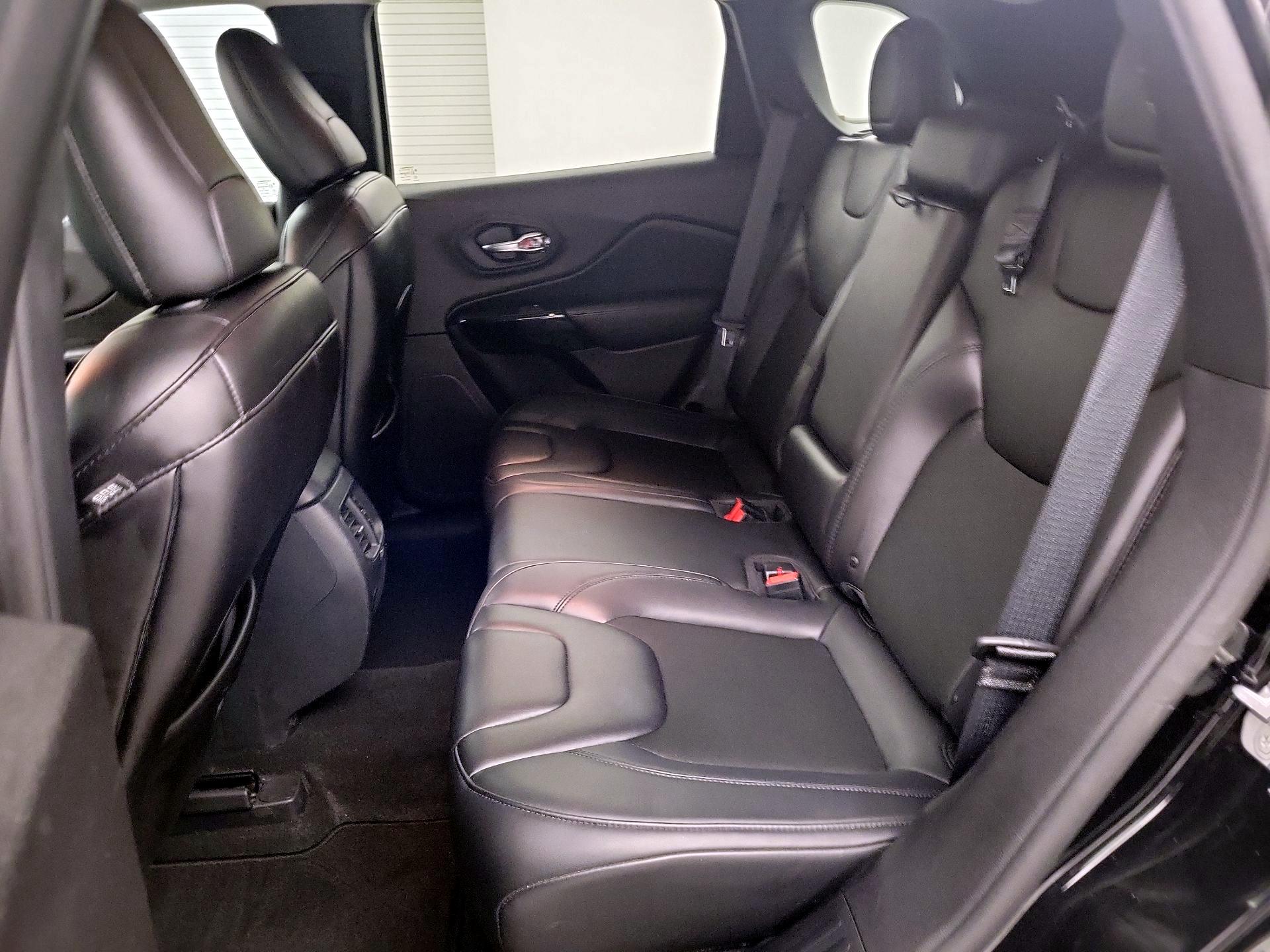 Thumbnail: 2019 Jeep Cherokee - 17
