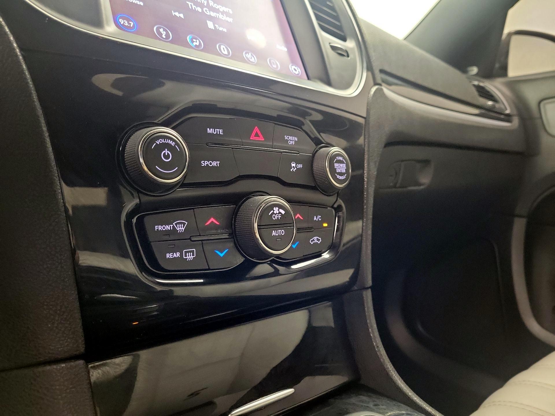 Thumbnail: 2019 Chrysler 300 - 16