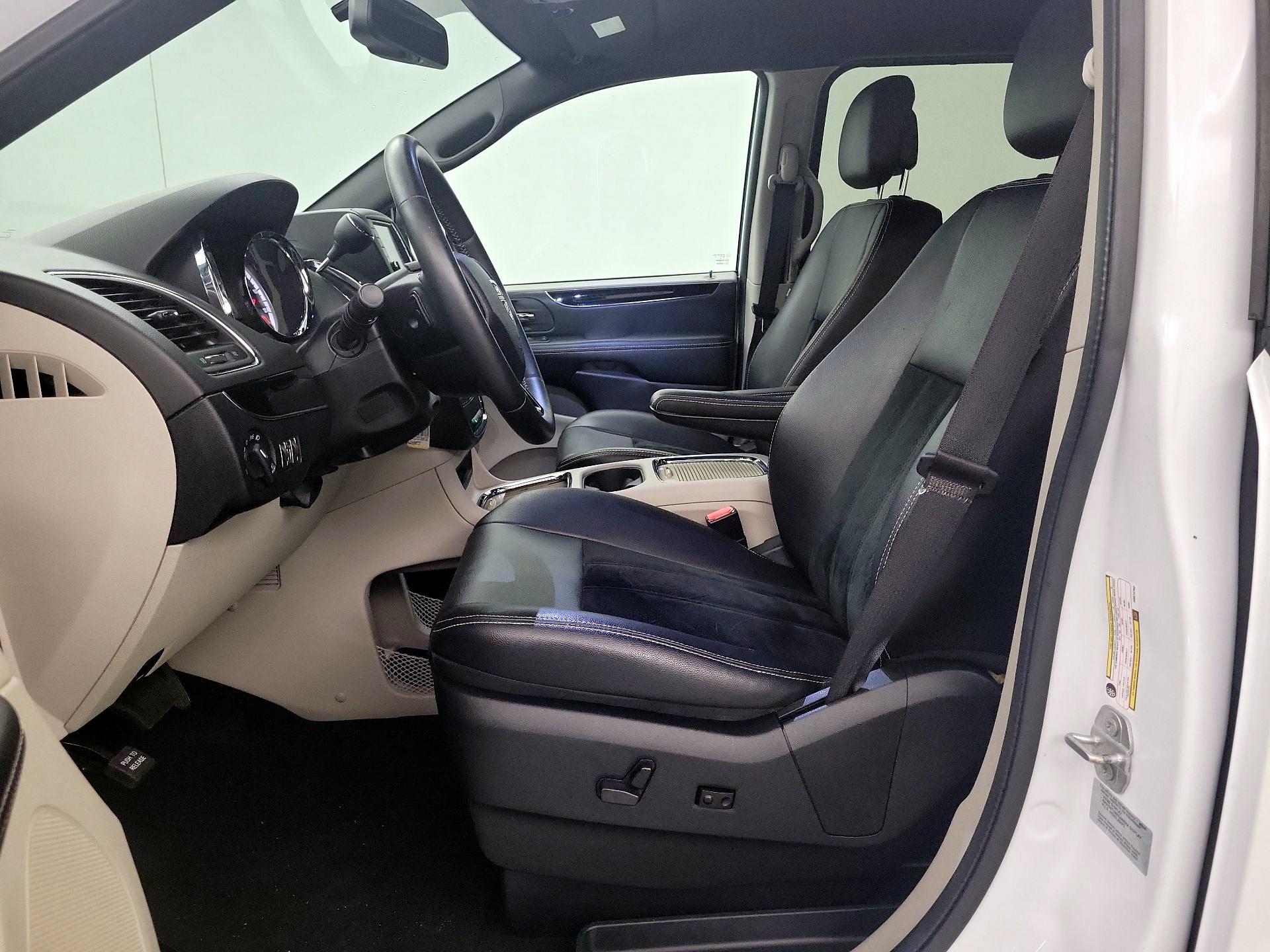 Thumbnail: 2017 Dodge Grand Caravan - 11