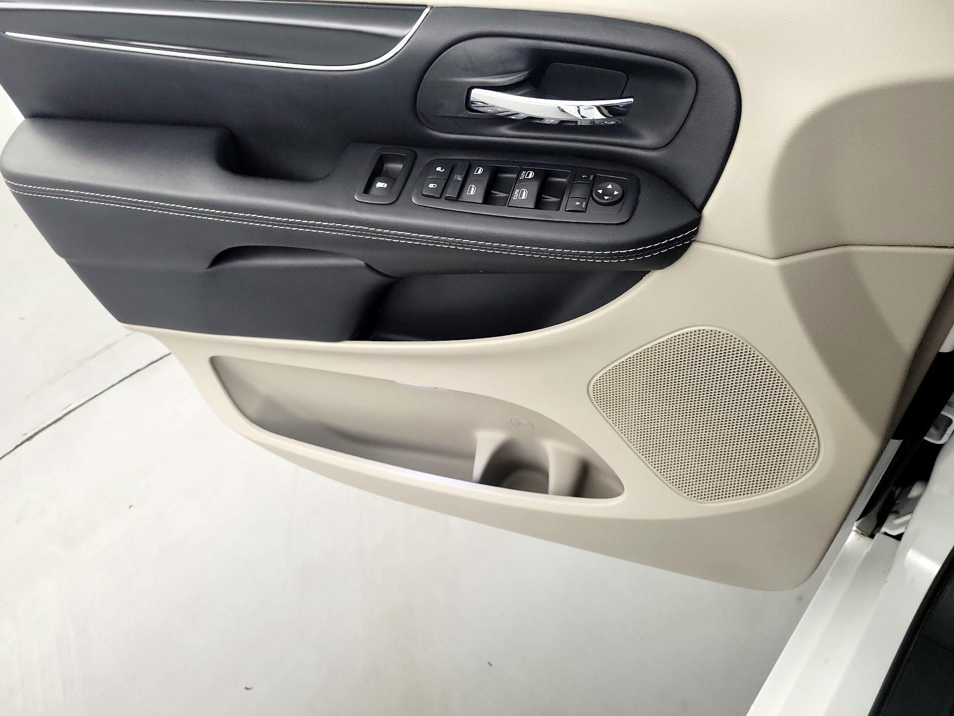 Thumbnail: 2017 Dodge Grand Caravan - 12