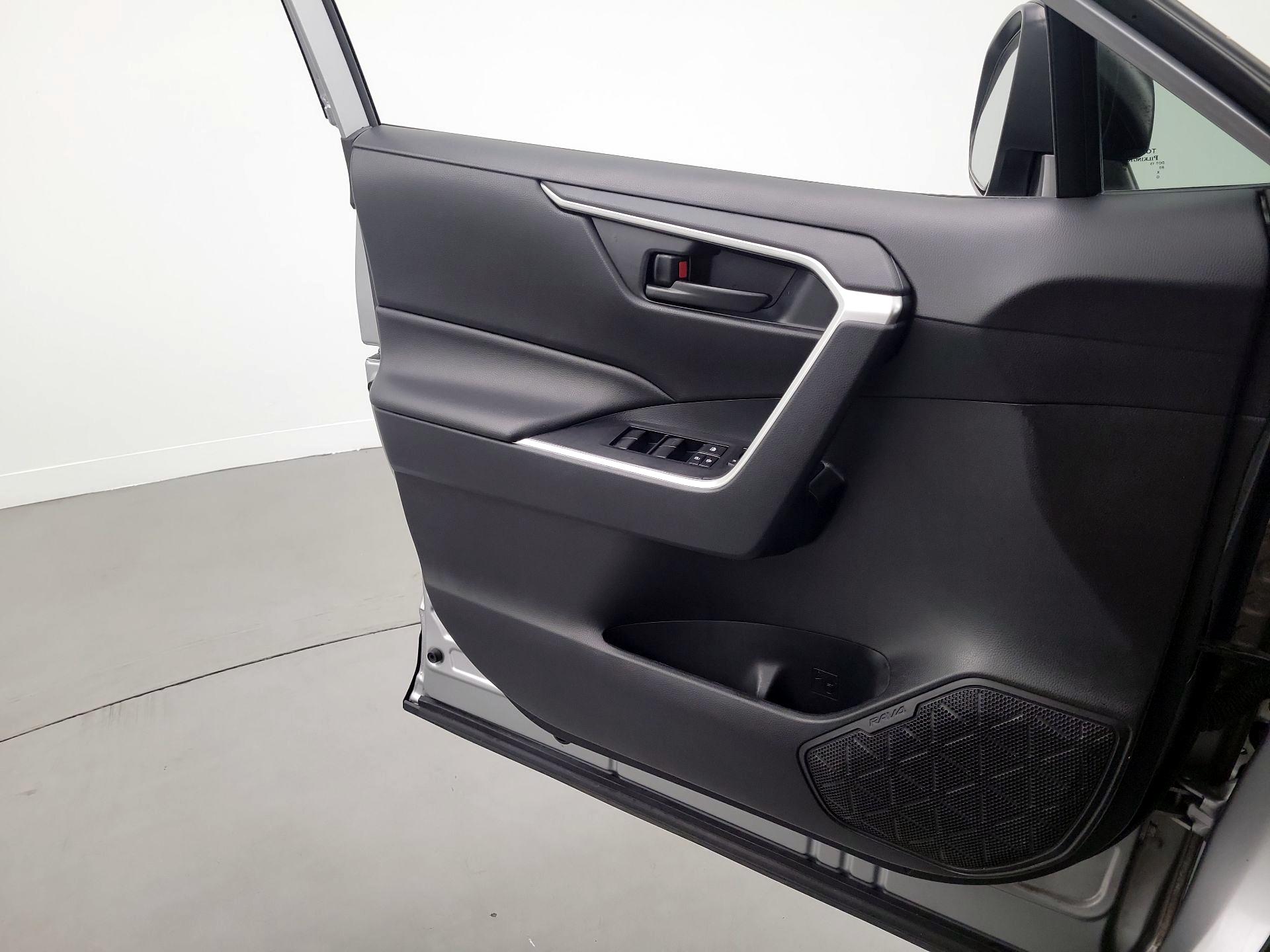 Thumbnail: 2020 Toyota RAV4 - 12