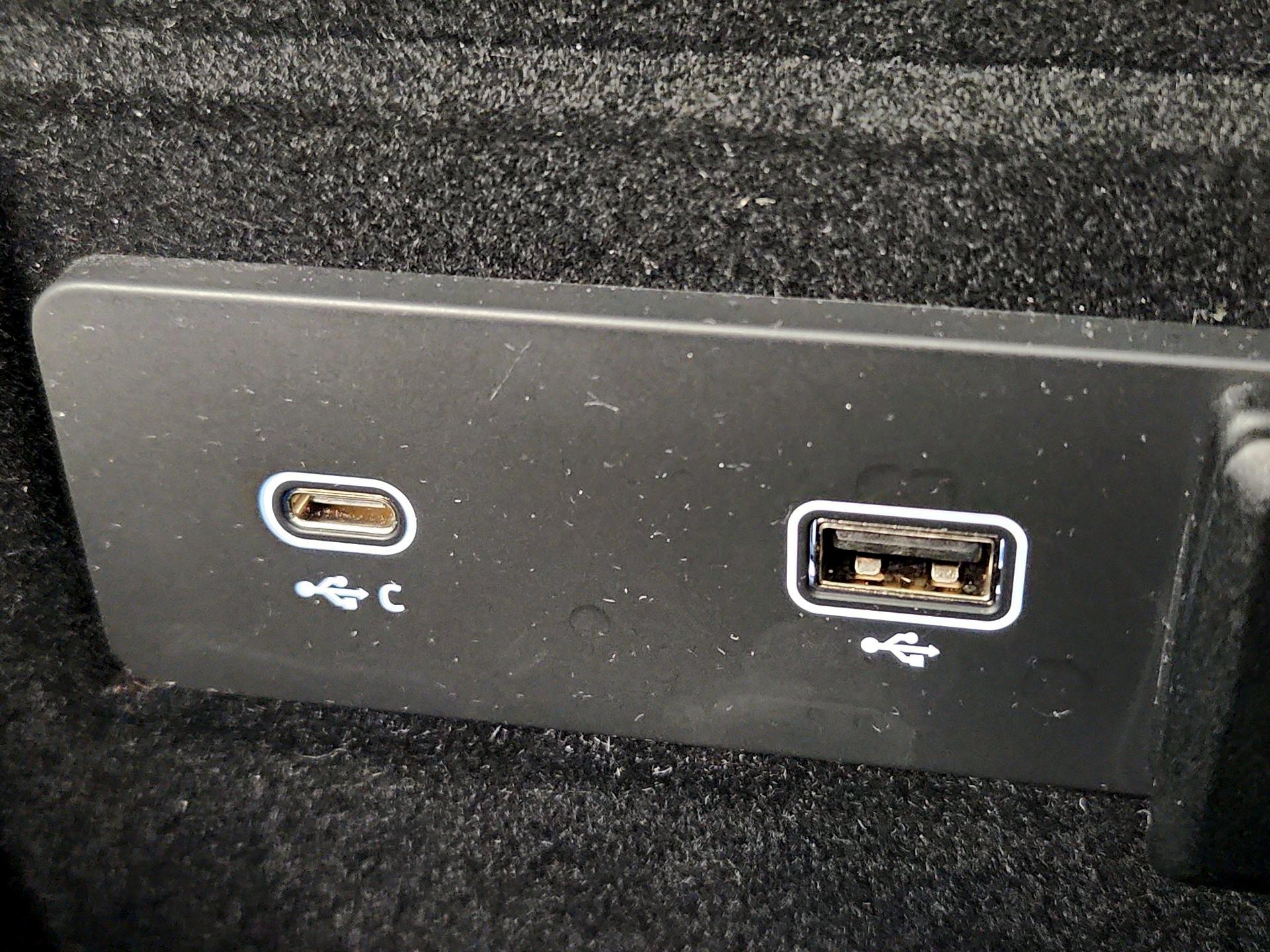 Thumbnail: 2021 Jaguar F-Pace - 19