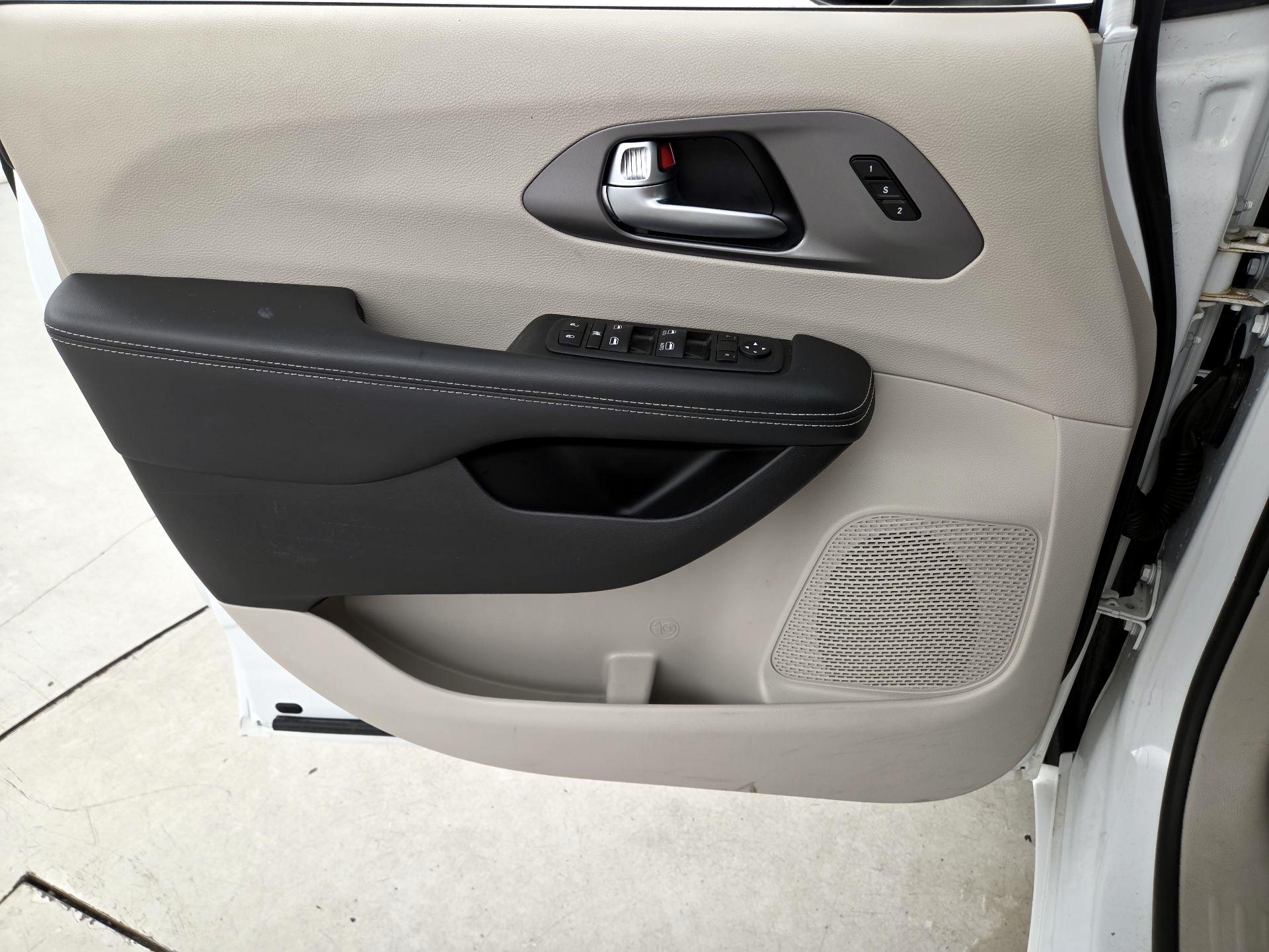 Thumbnail: 2023 Chrysler Pacifica - 12