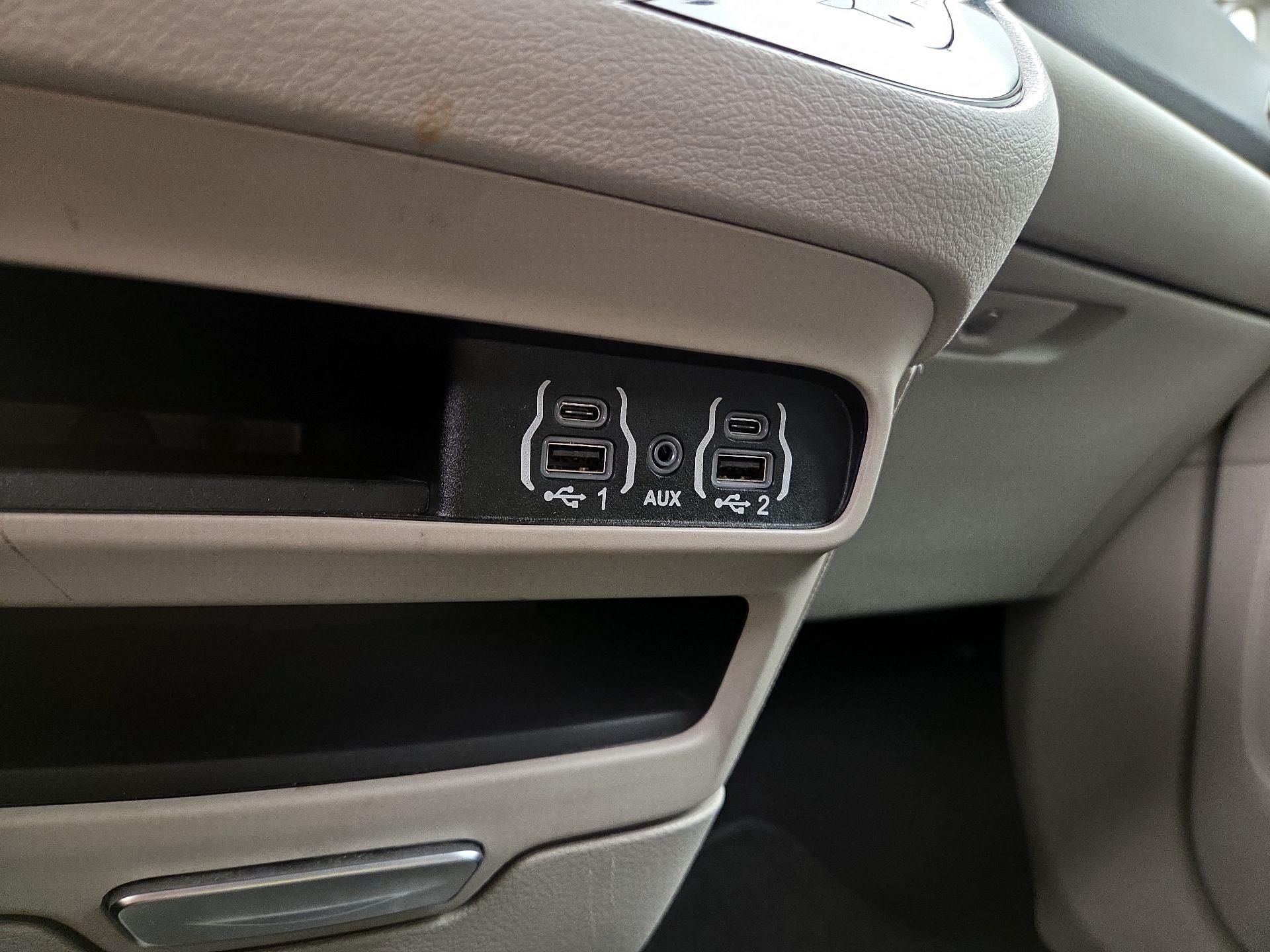 Thumbnail: 2023 Chrysler Pacifica - 18