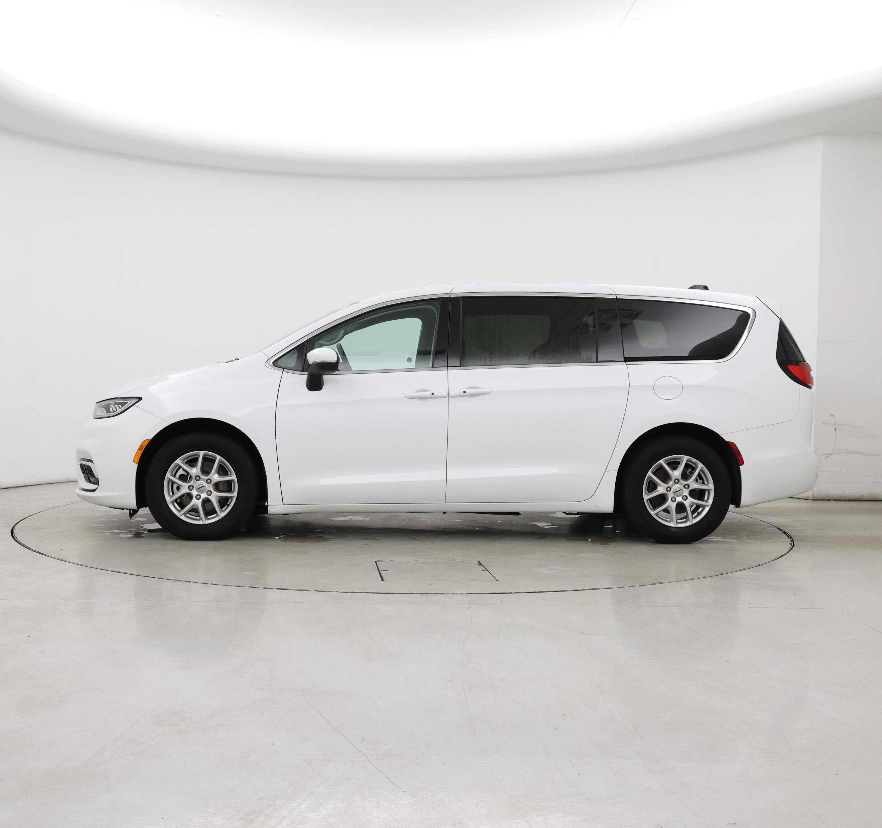 Thumbnail: 2023 Chrysler Pacifica - 3