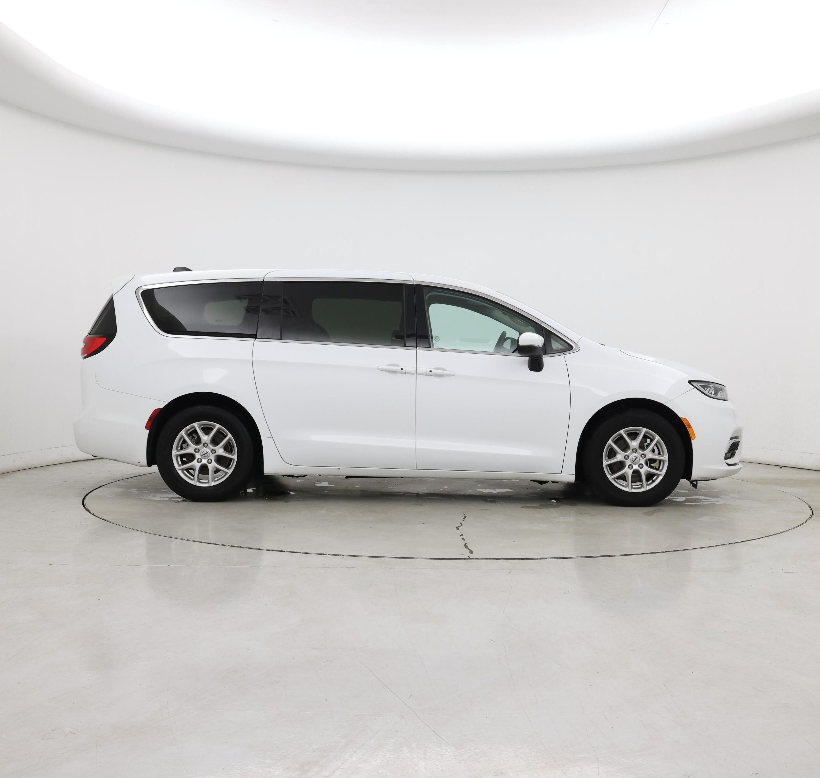 Thumbnail: 2023 Chrysler Pacifica - 7