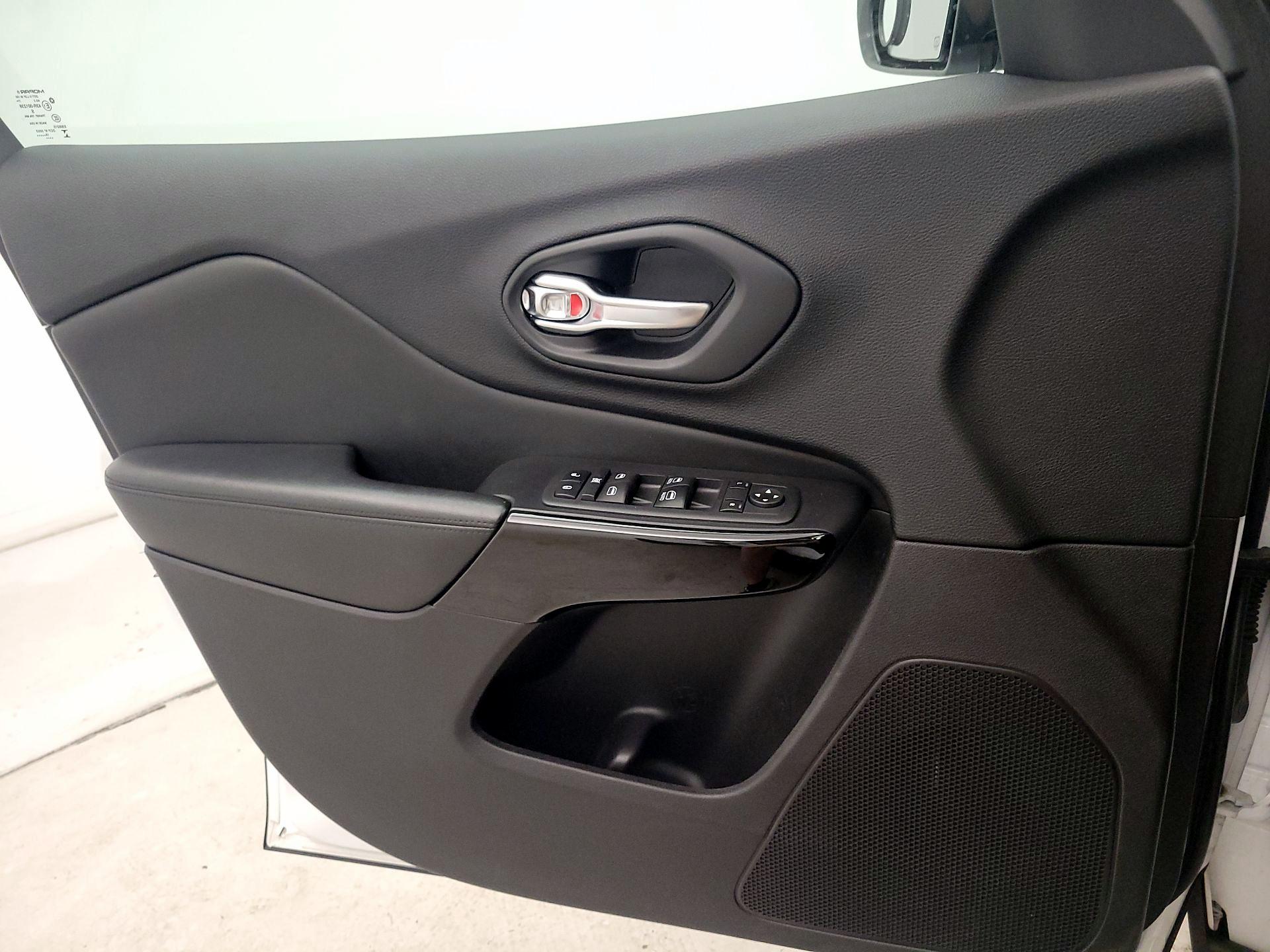 Thumbnail: 2020 Jeep Cherokee - 12