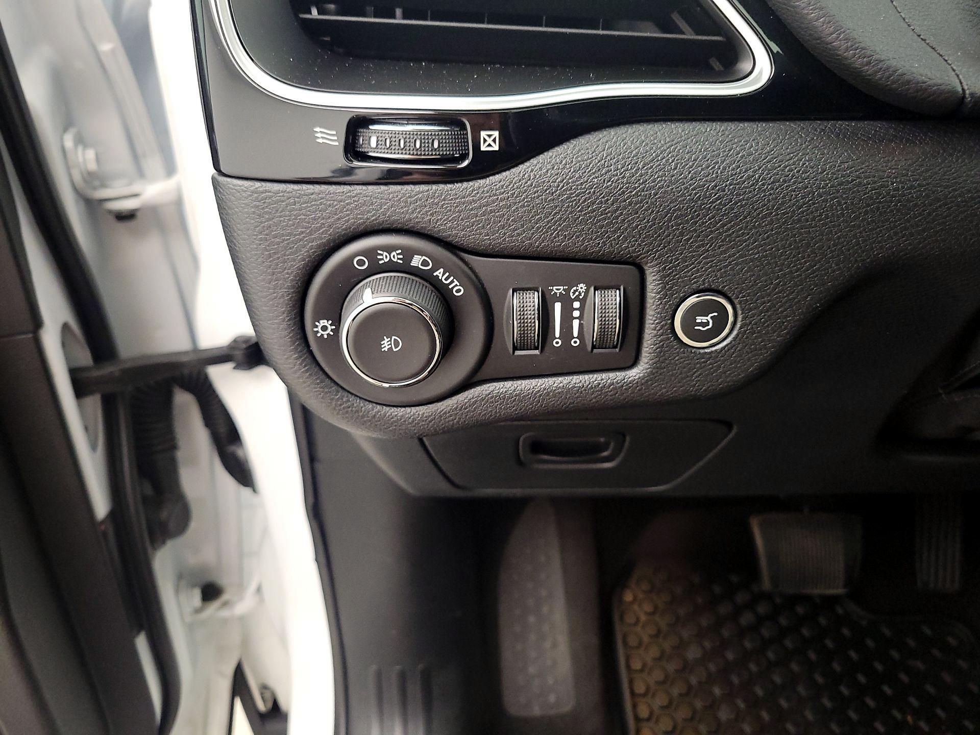 Thumbnail: 2020 Jeep Cherokee - 13