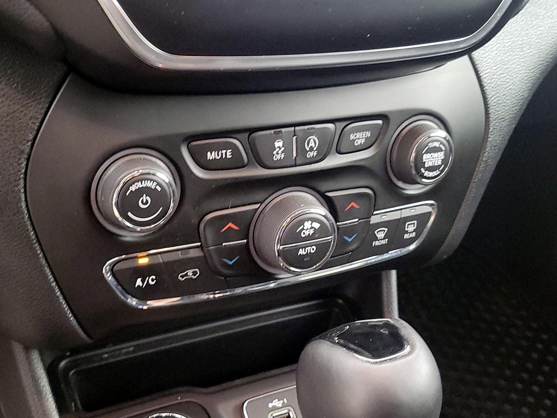 Thumbnail: 2020 Jeep Cherokee - 16