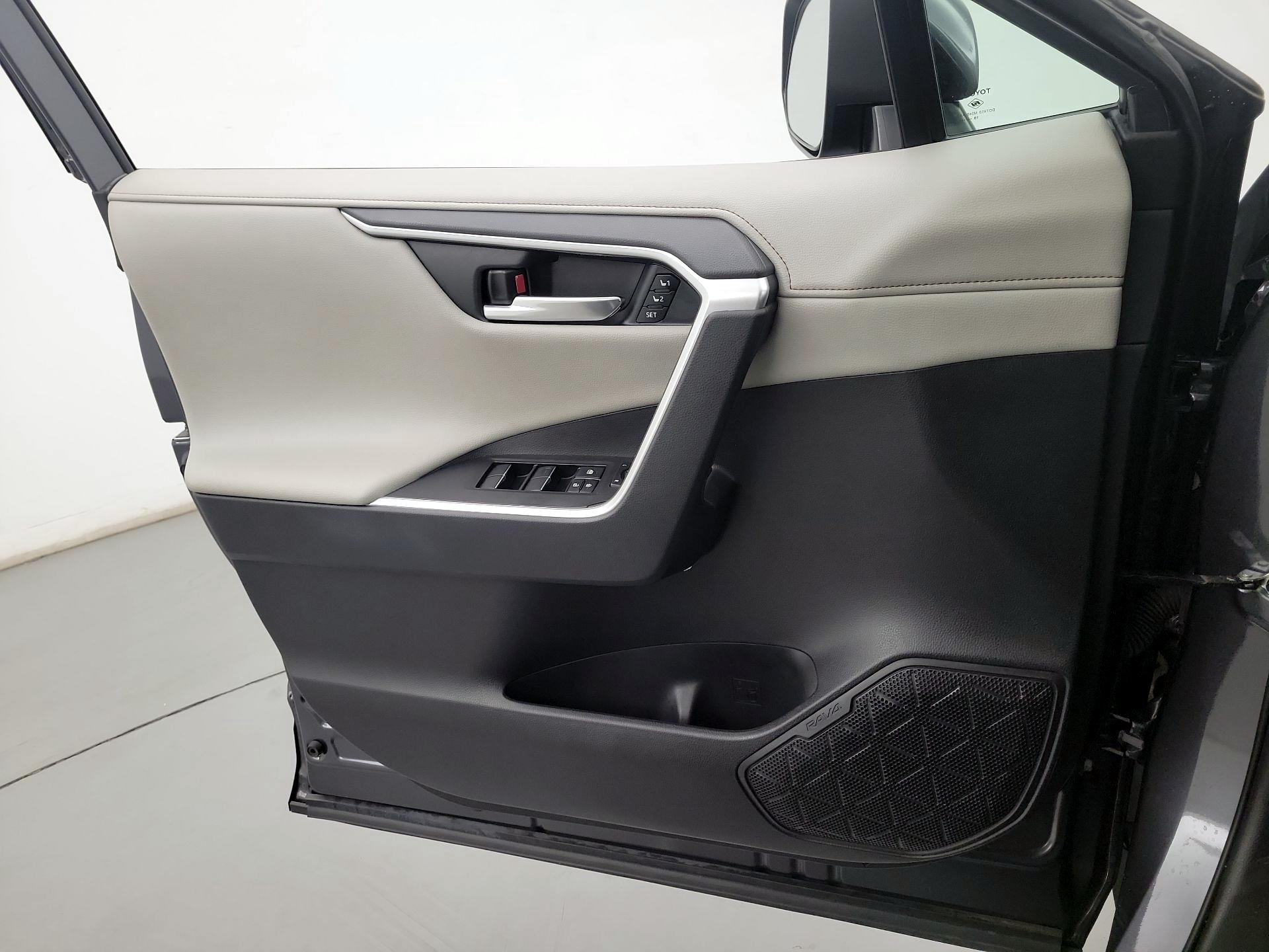 Thumbnail: 2020 Toyota RAV4 - 12