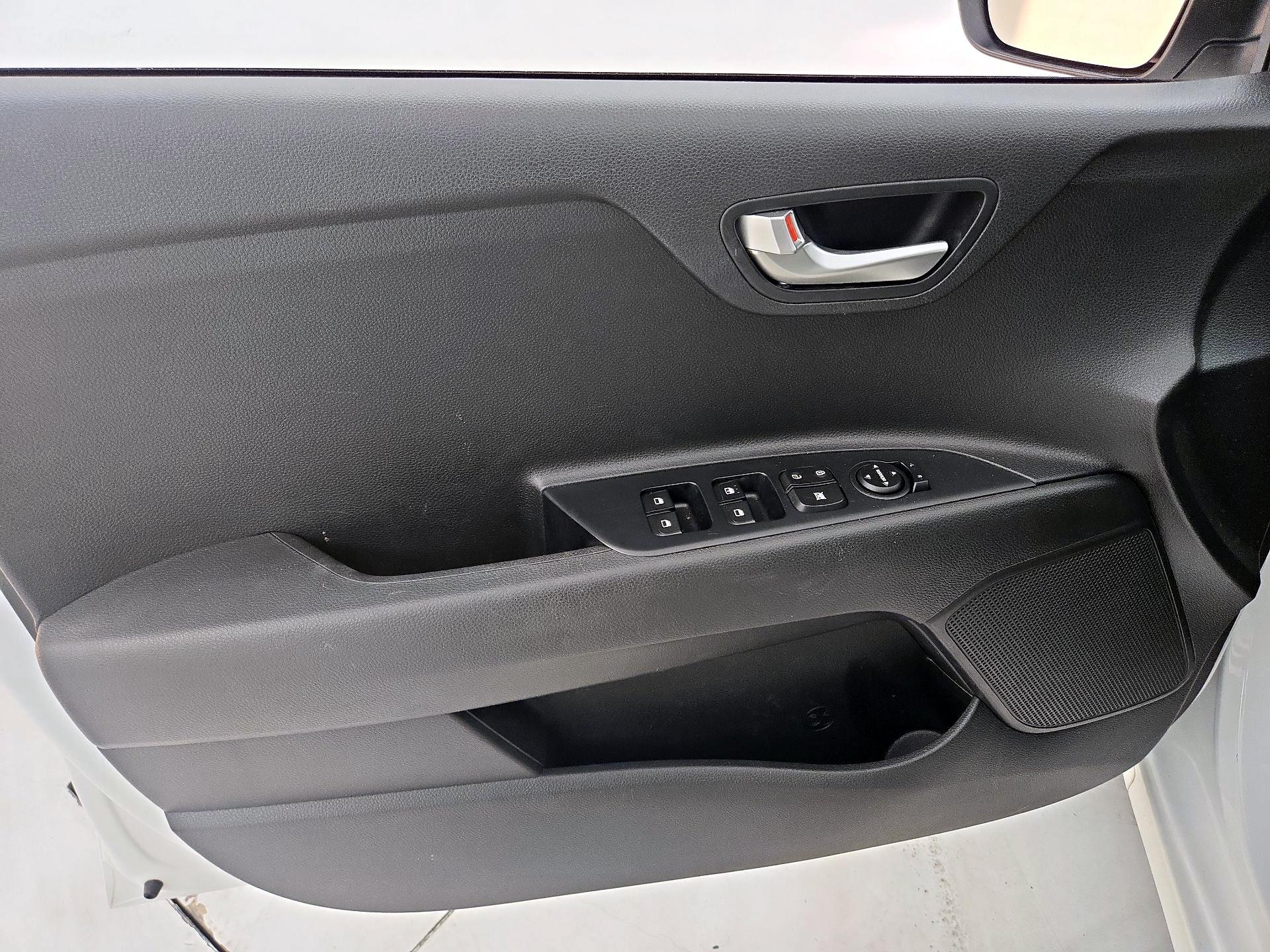 Thumbnail: 2023 Kia Rio - 12