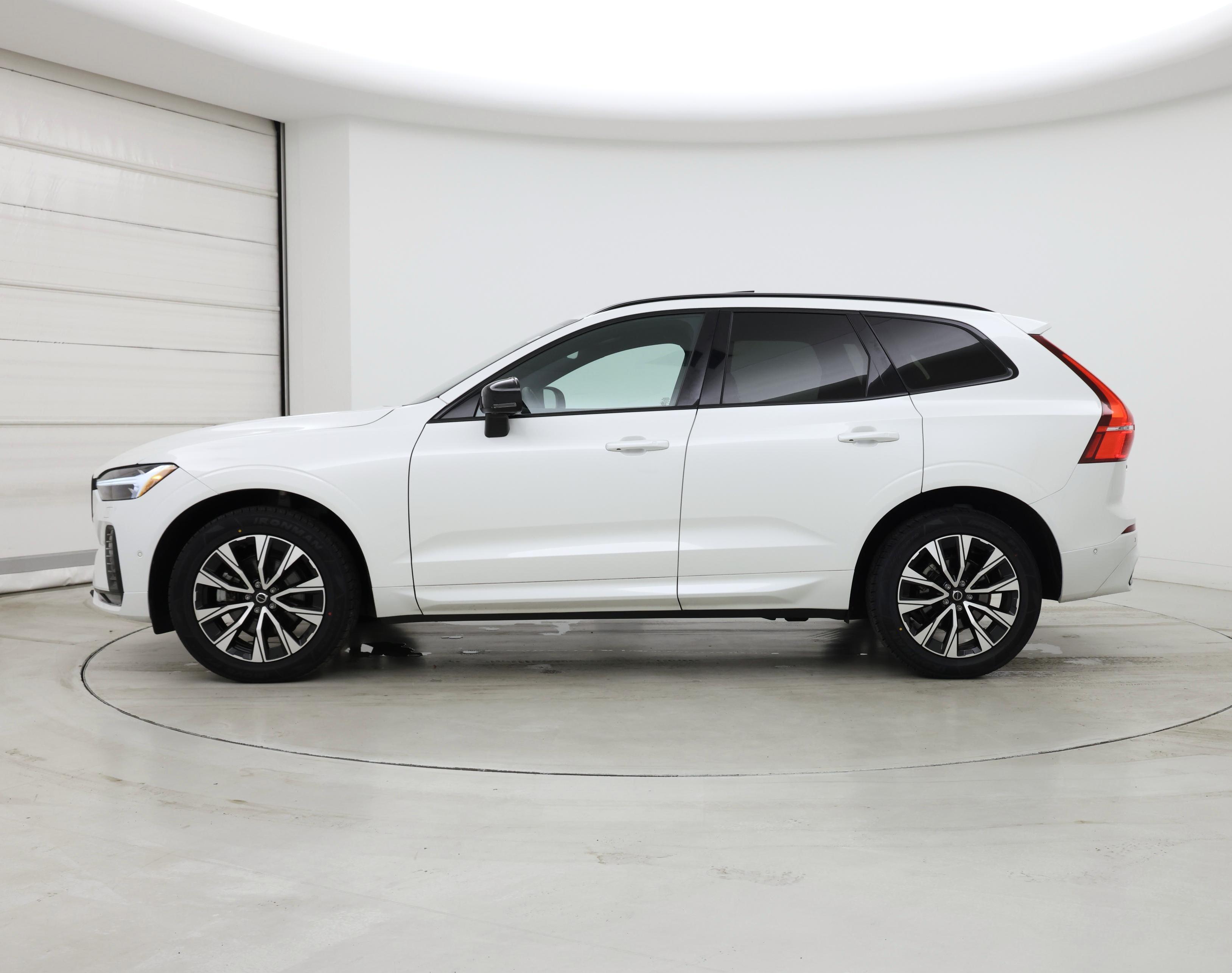 Thumbnail: 2023 Volvo XC60 - 3