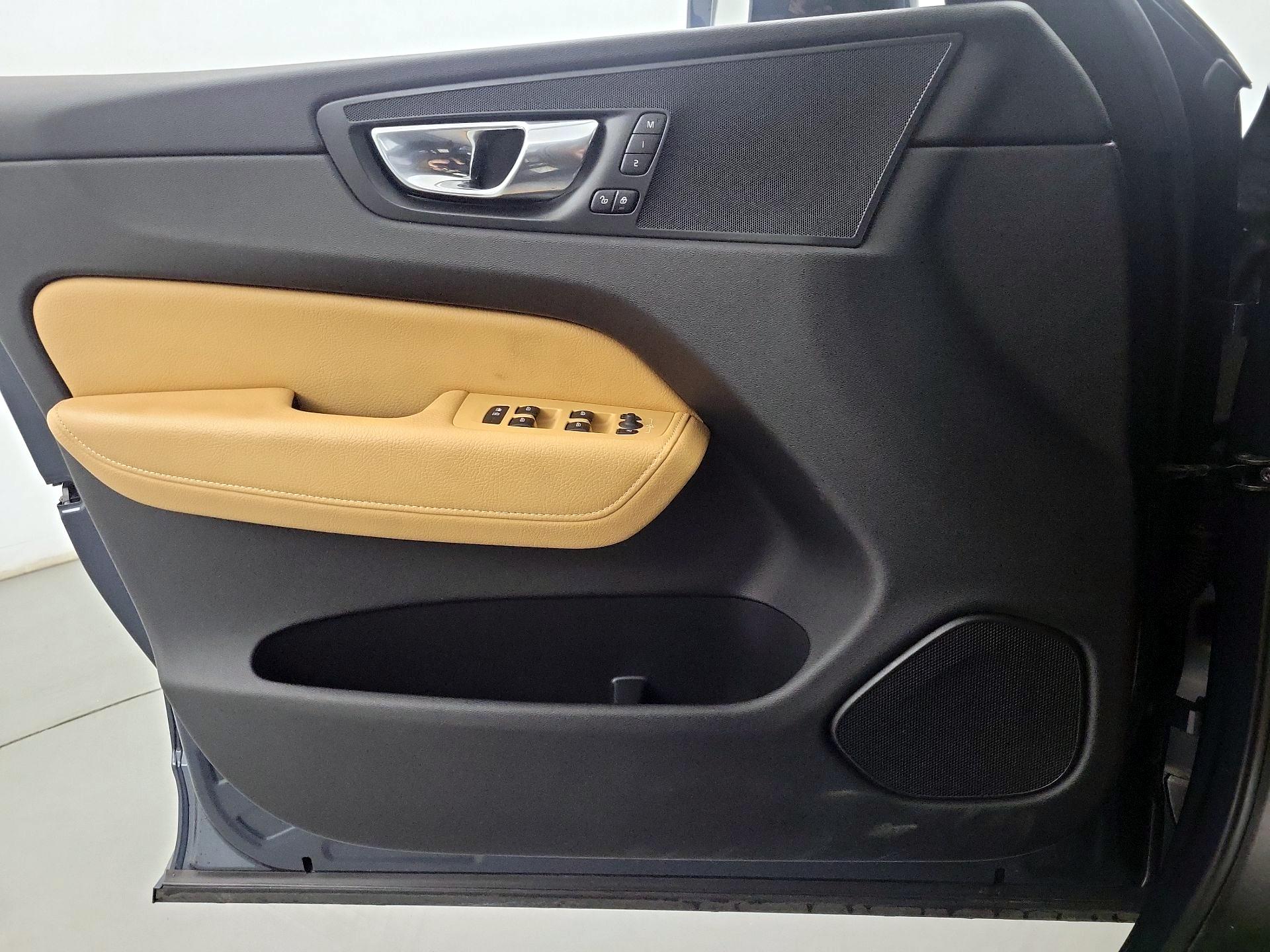 Thumbnail: 2020 Volvo XC60 - 12