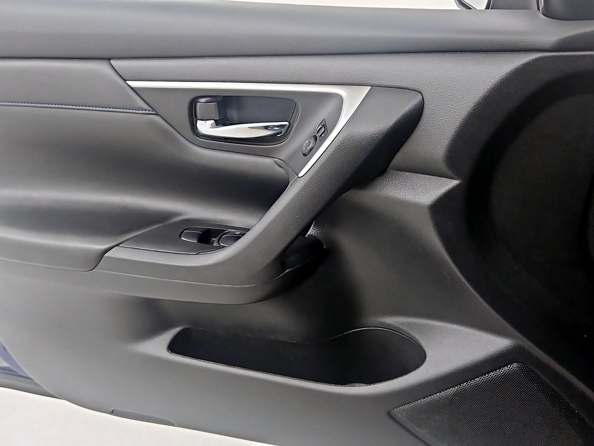 Thumbnail: 2016 Nissan Altima - 12