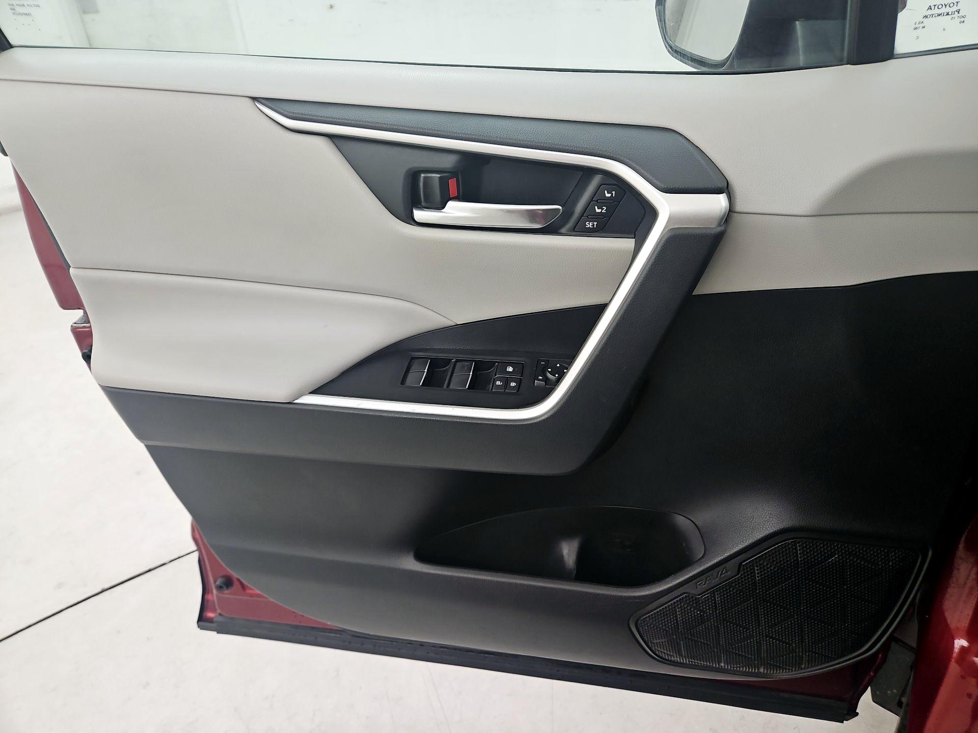 Thumbnail: 2019 Toyota RAV4 - 12