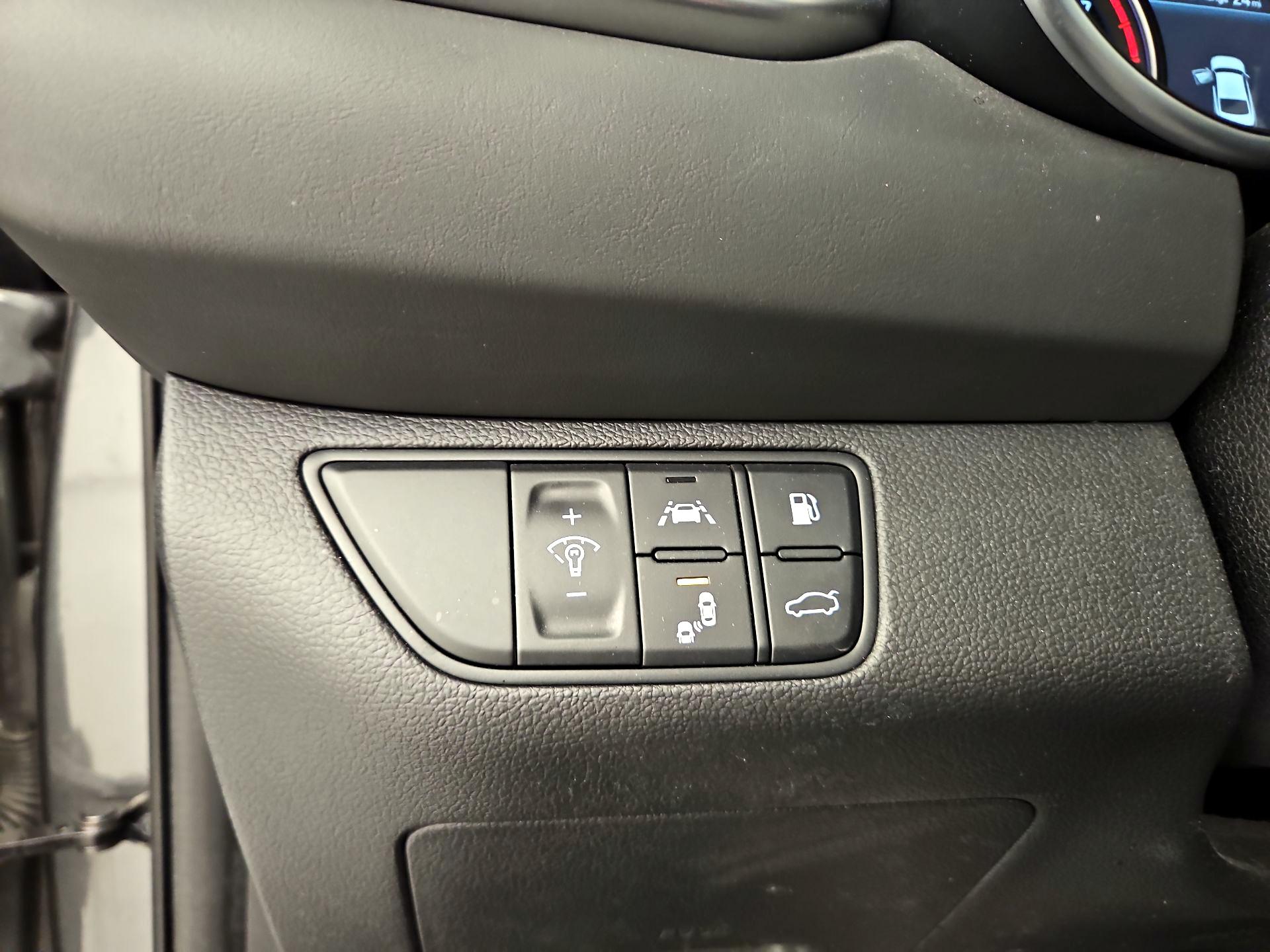 Thumbnail: 2019 Genesis G70 - 13