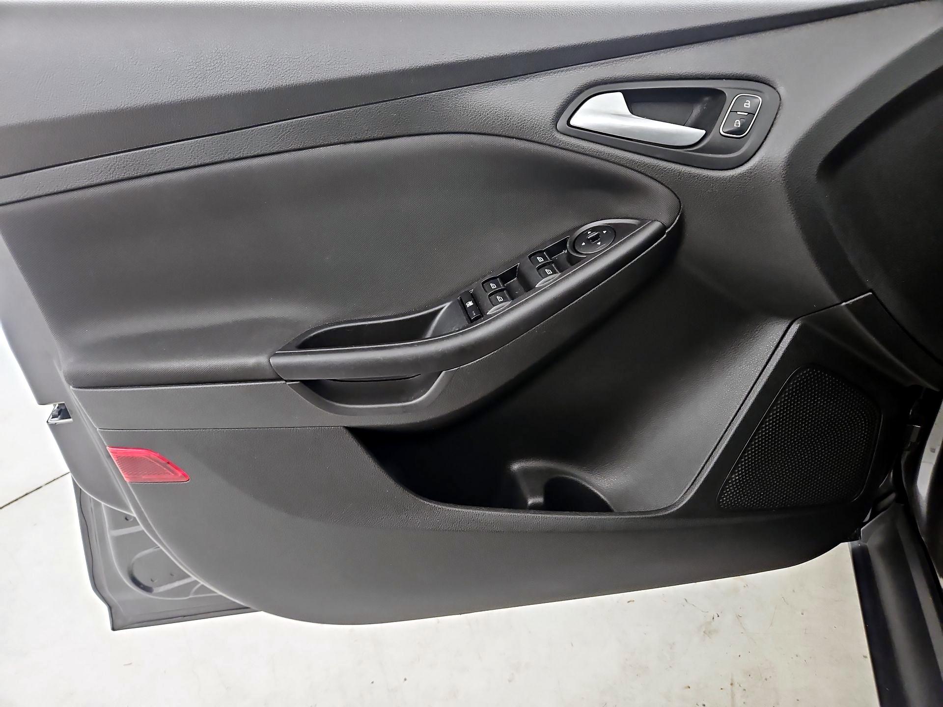 Thumbnail: 2016 Ford Focus - 12