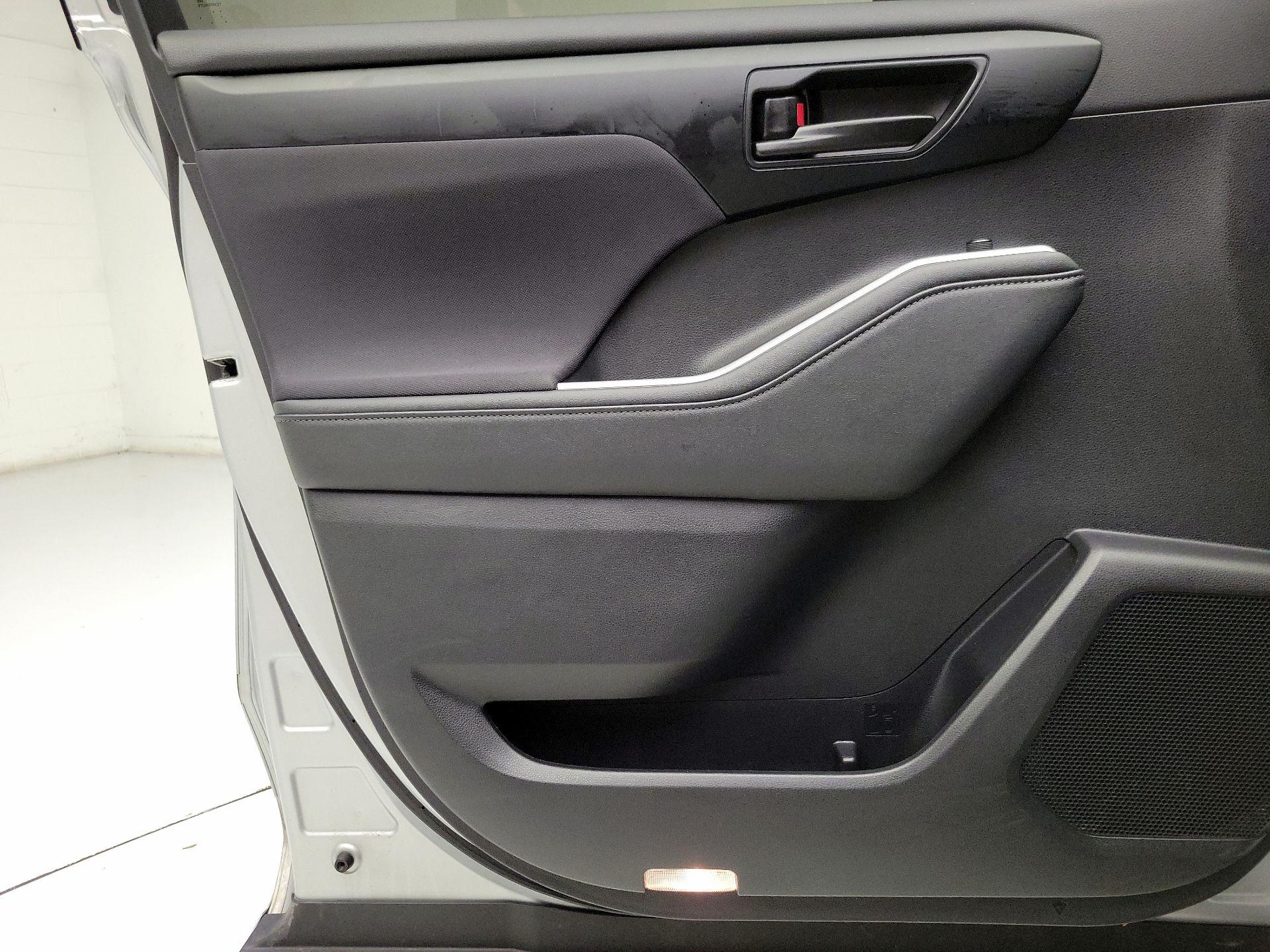 Thumbnail: 2023 Toyota Highlander - 12